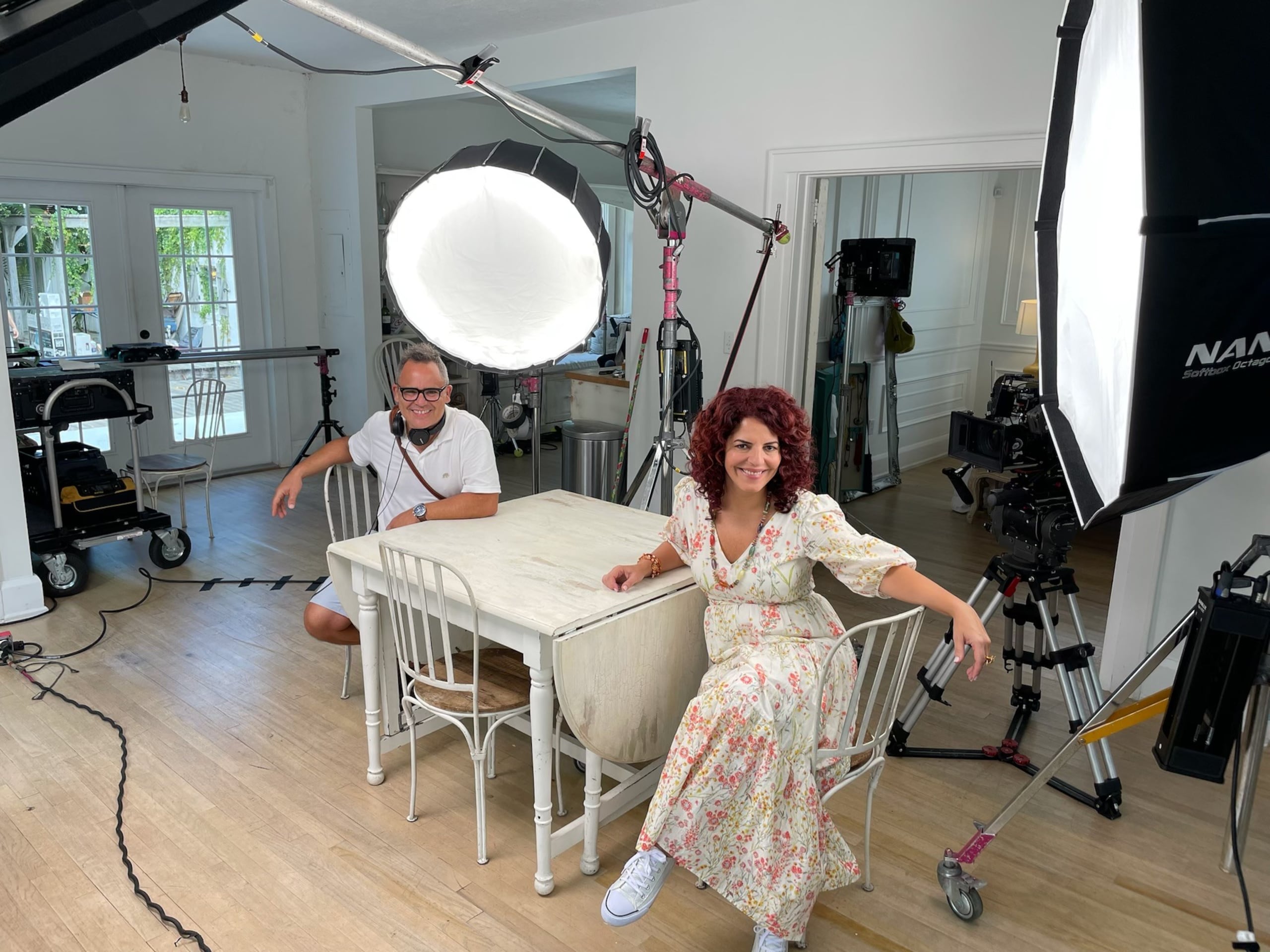 Aarón Vega Granados y Guelmarí Oppenheimer durante la filmación de "How Do you Spell Amor?".