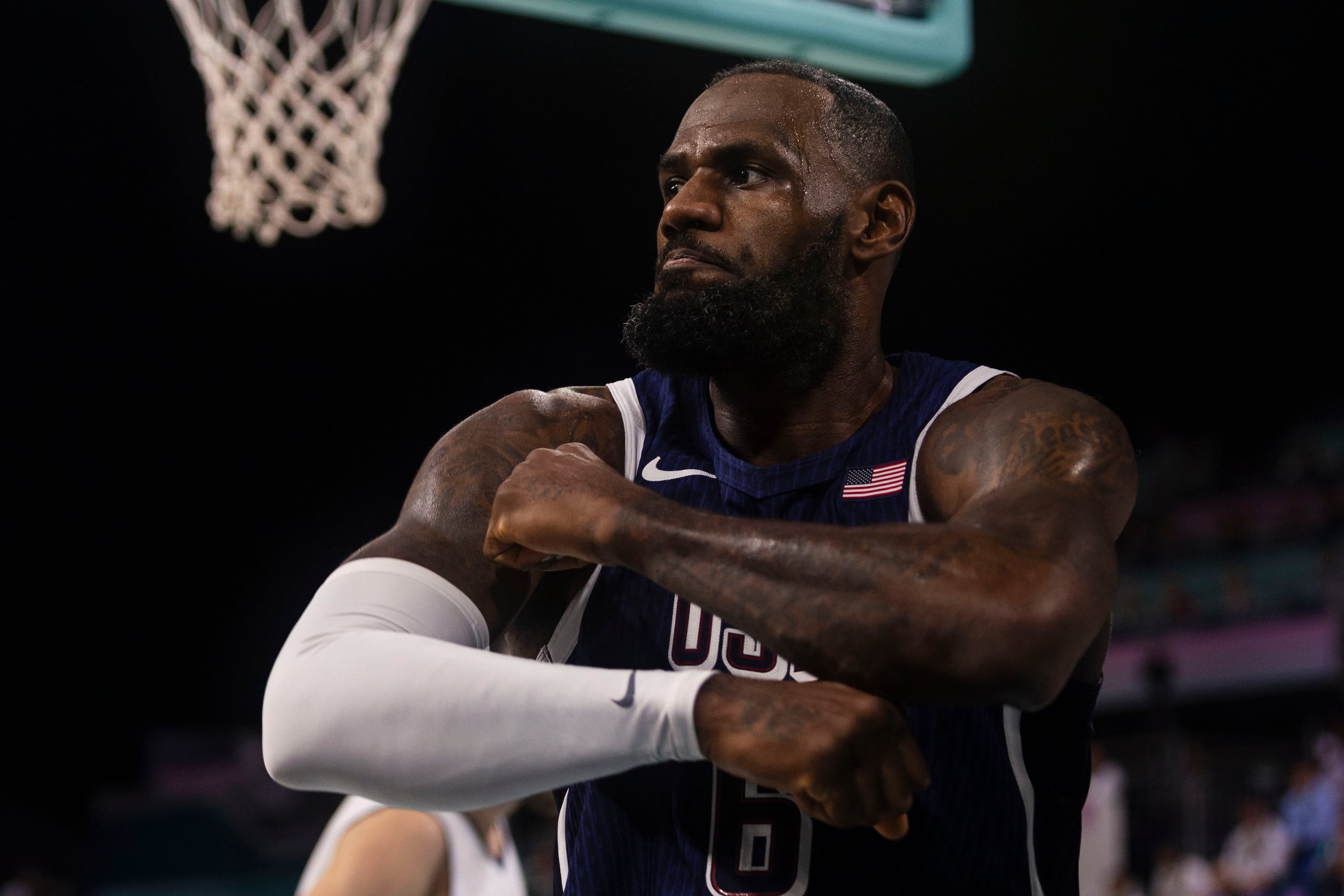 LeBron James celebra una movida durante el partido.