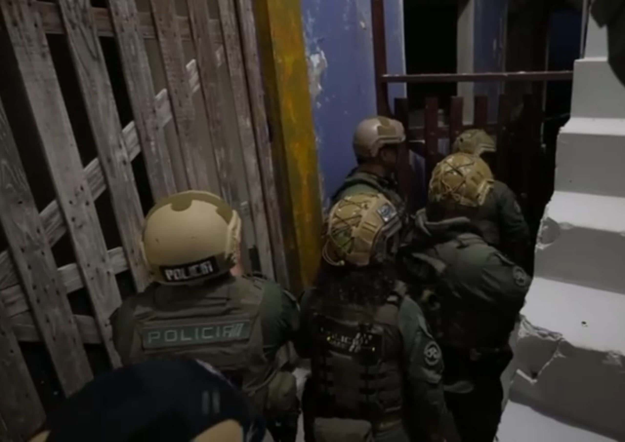 Agentes de la División de Inteligencia y Arrestos de San Juan mientras diligenciaban órdenes de allanamiento en la barriada La Perla, en el Viejo San Juan.