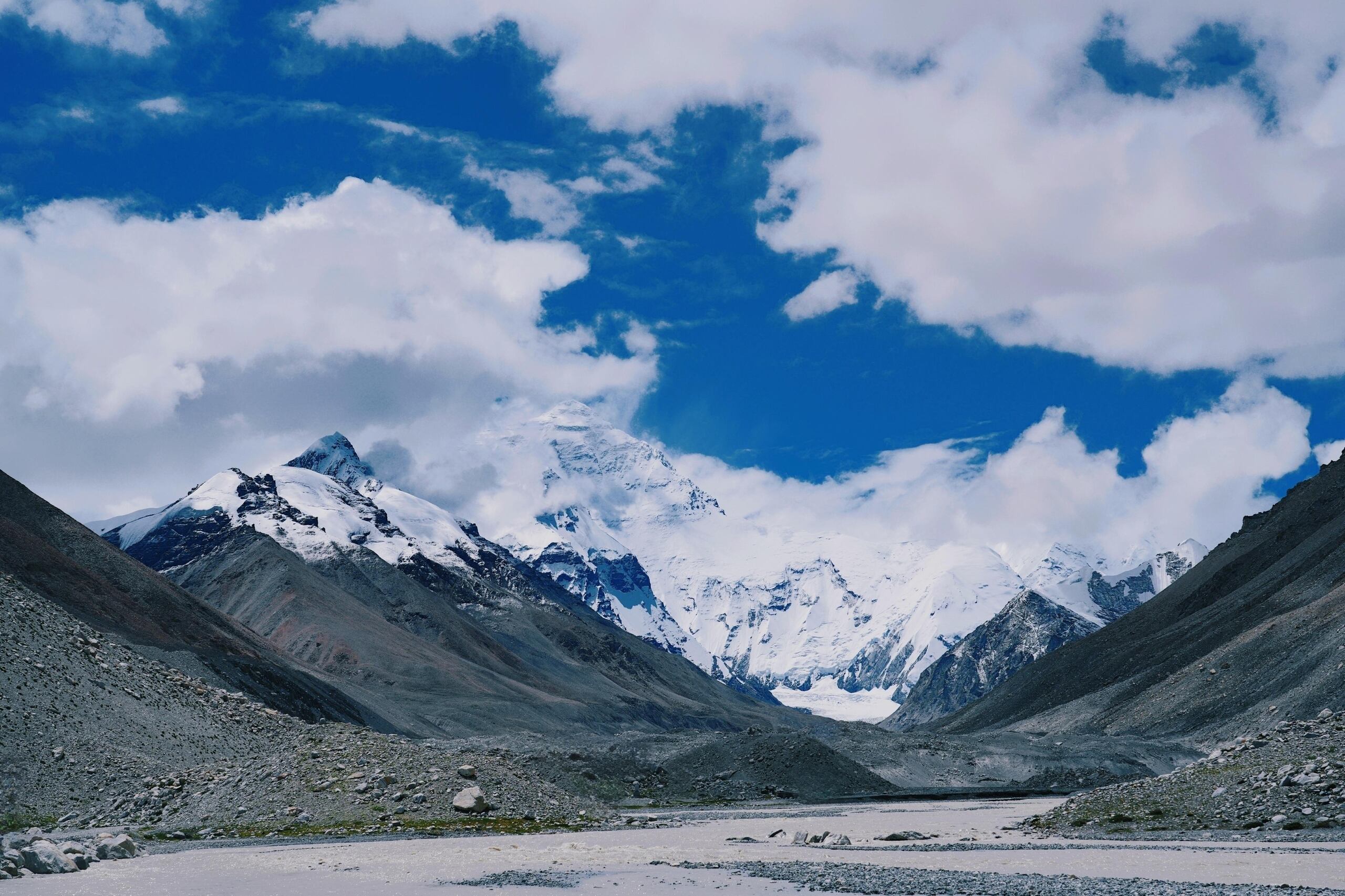 Un estudio que publica Nature Geoscience a cargo del University College de Londres y la Universidad China de Geociencias, indica que la erosión de una red fluvial a unos 75 kilómetros del Everest sigue esculpiendo un importante desfiladero.