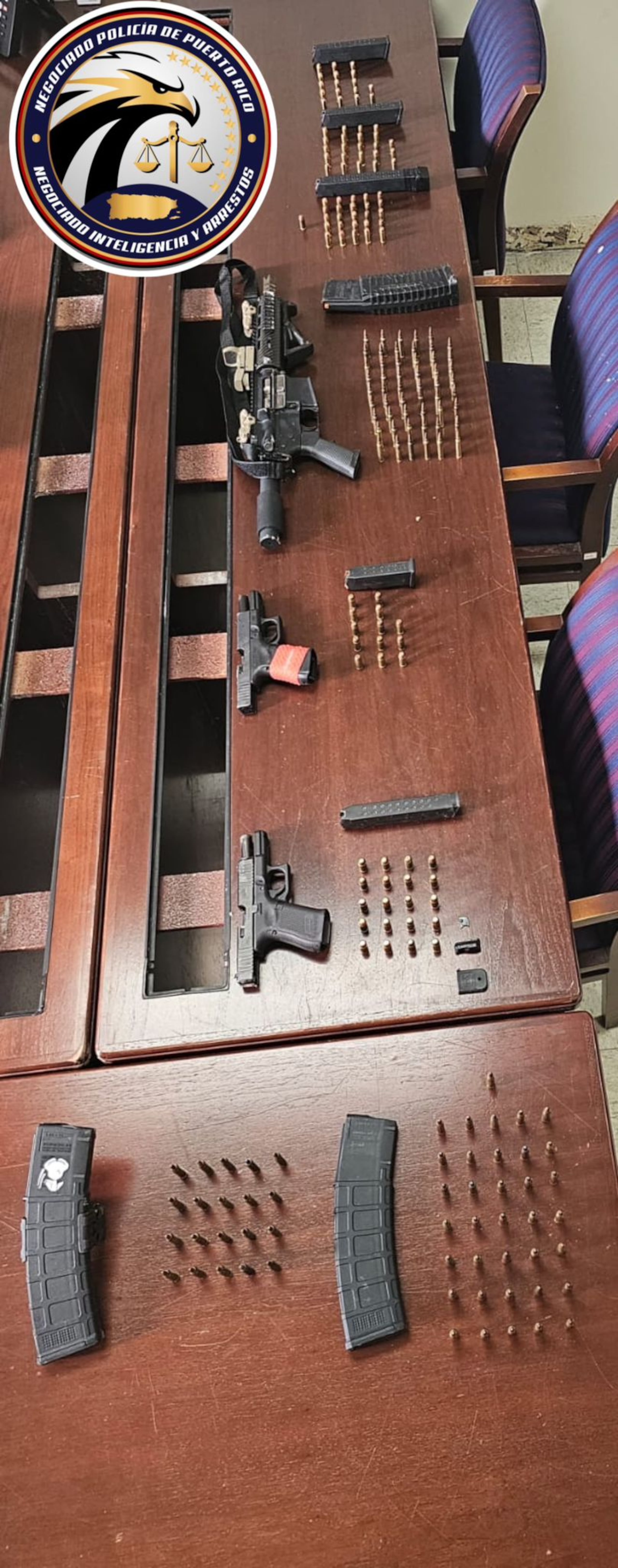 El Negociado de Inteligencia y Arrestos arrestó a cinco presuntos miembros de la organización criminal de Cantera y les ocupó armas de fuego, cargadores y balas.