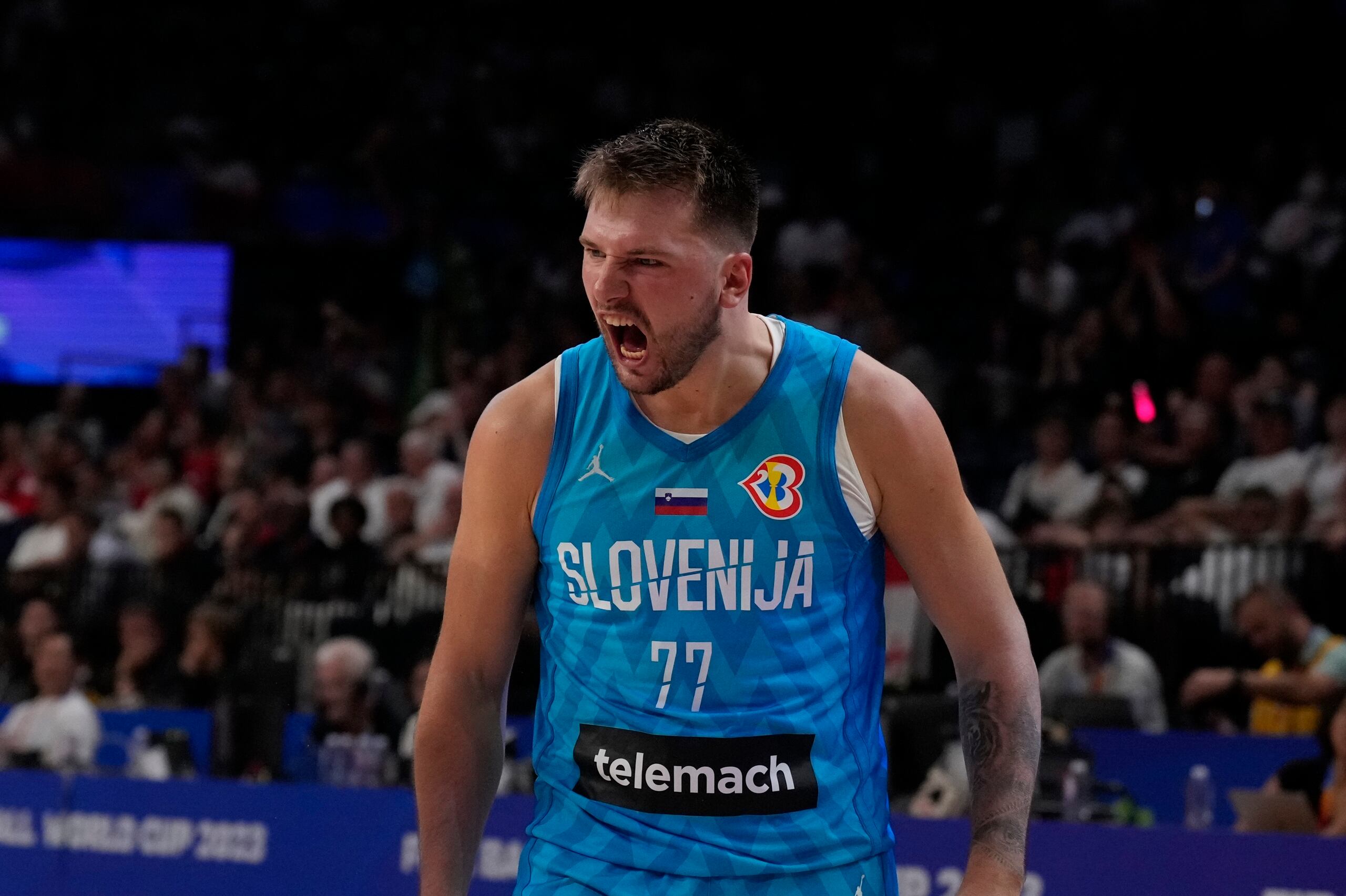 El esloveno Luka Doncic (77) reacciona a un canasto durante el partido contra Georgia.