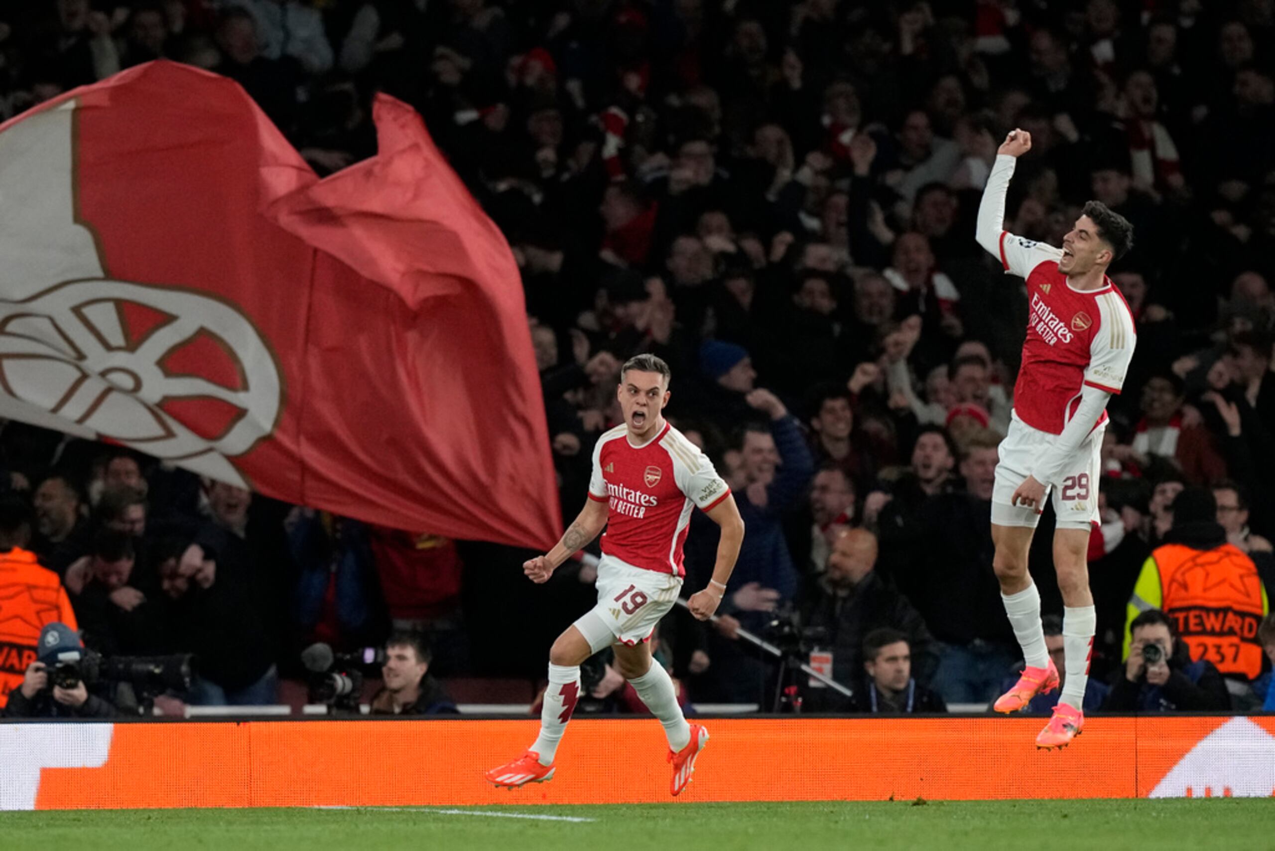 Leandro Trossard (centro) celebra con Kai Havertz tras marcar el segundo gol de Arsenal ante Bayern Múnich en los cuartos de final de la Liga de Campeones.
