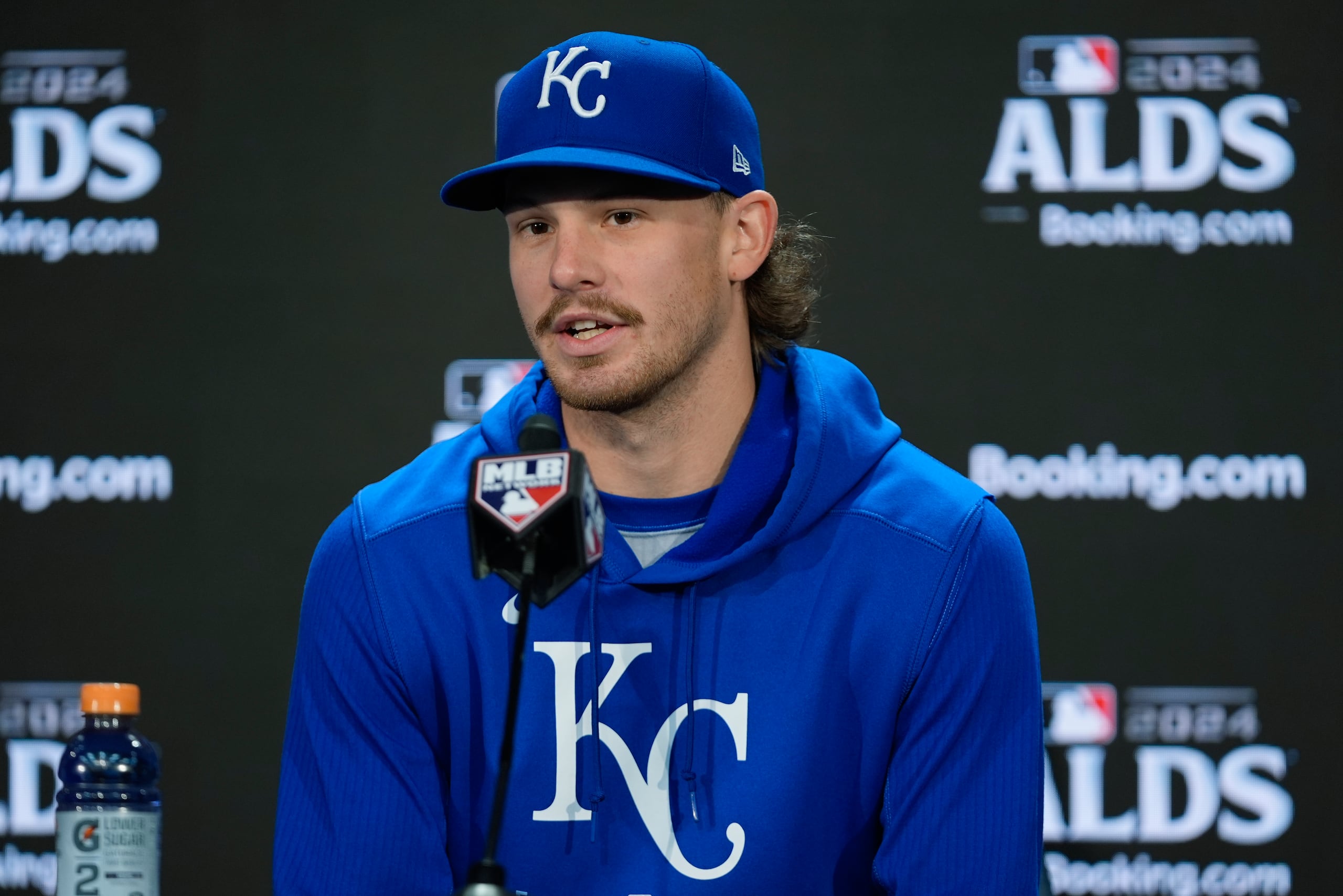 Bobby Witt Jr. habla con la prensa un día antes de comenzar la Serie Divisional entre los Royals y los Yankees.