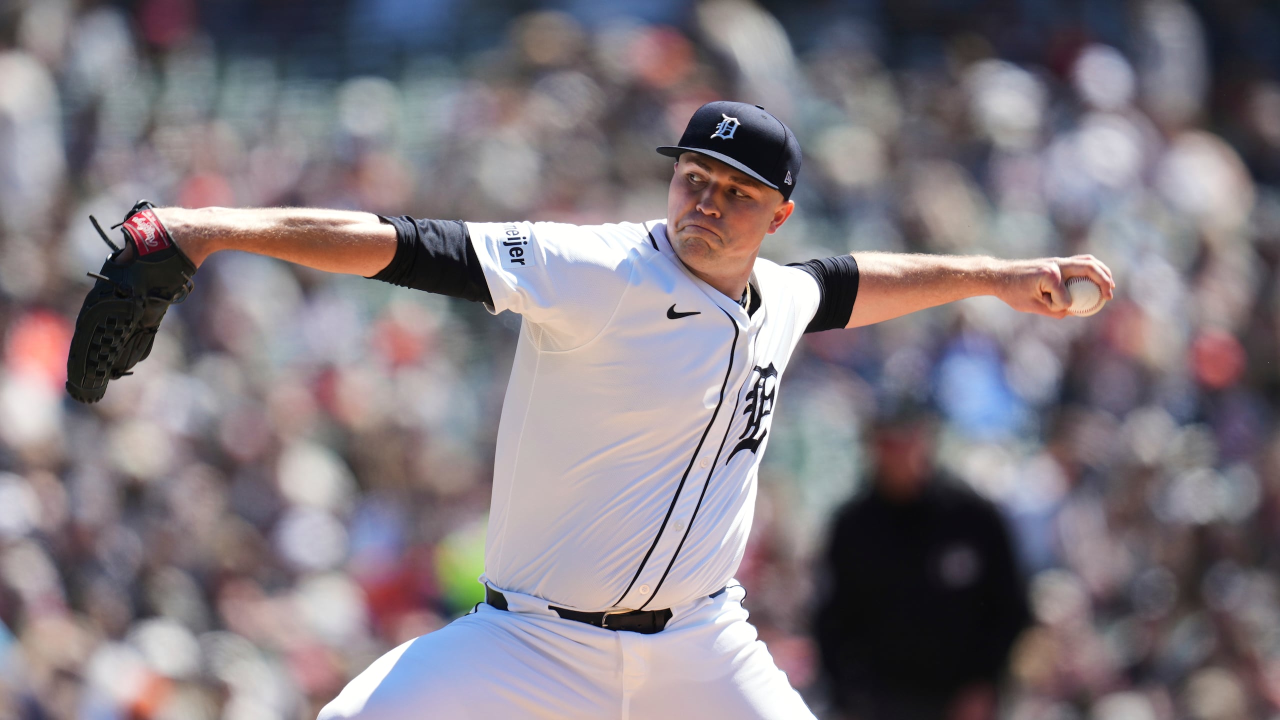 El lanzador de los Tigres de Detroit, Tarik Skubal, lanza contra los Guardianes de Cleveland en la primera entrada.