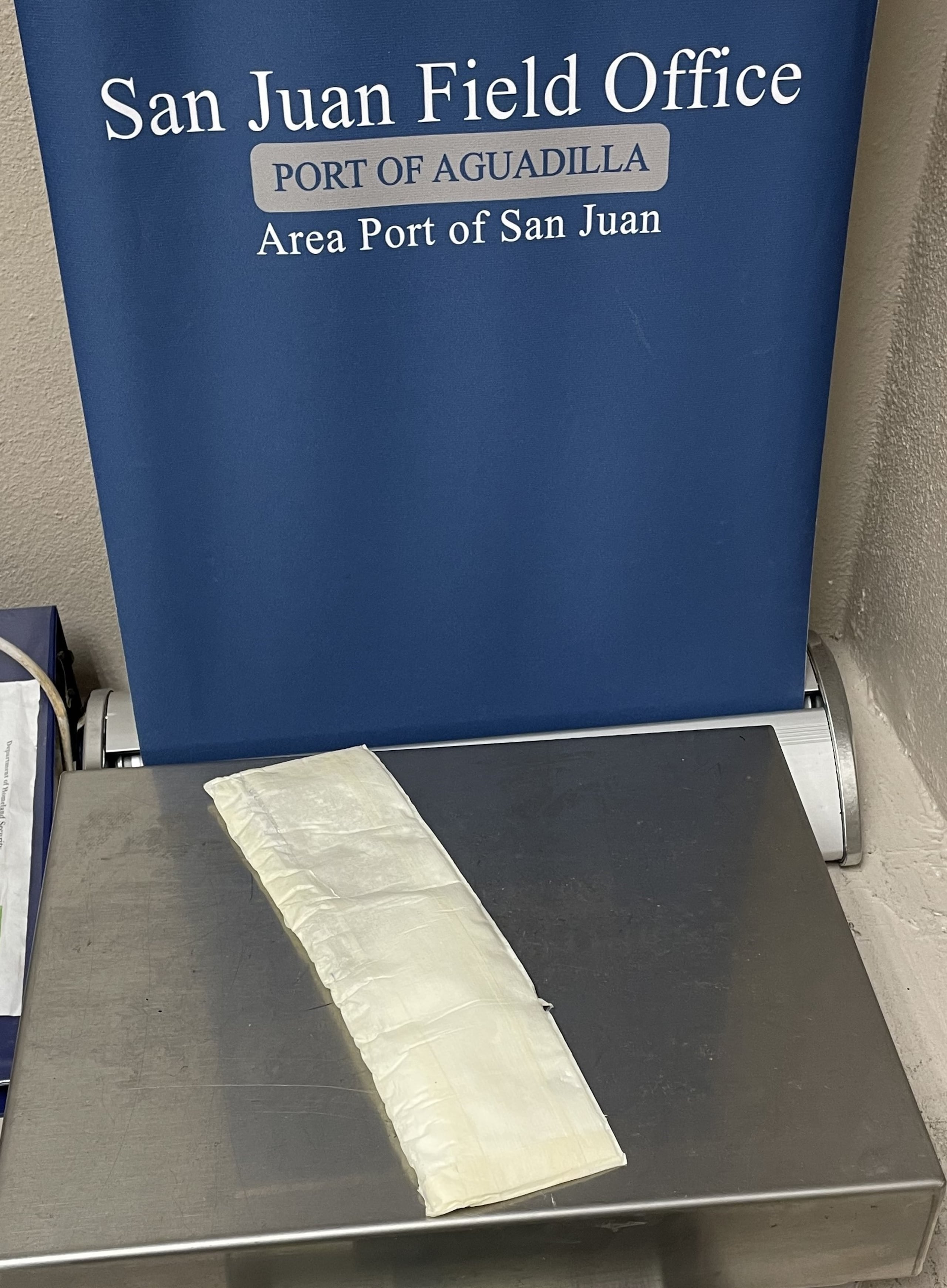 Una máquina de rayos X no intrusiva reveló anomalías en un paquete con 59 frascos de acondicionador para el cabello.