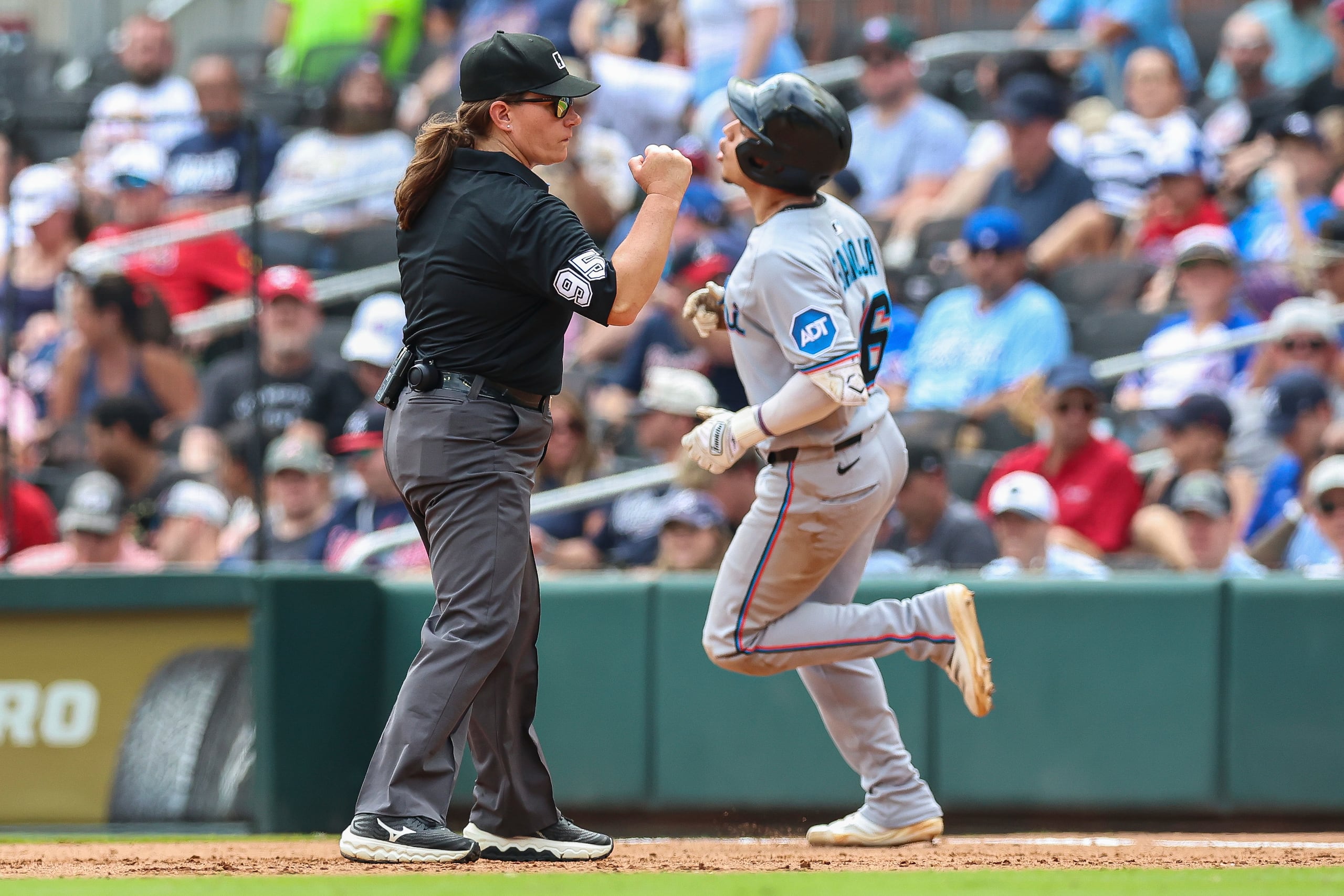 La umpire Jen Pawol marca out al venezolano Javier Sanoja, de los Marlins de Miami, el sábado 9 de agosto de 2025.