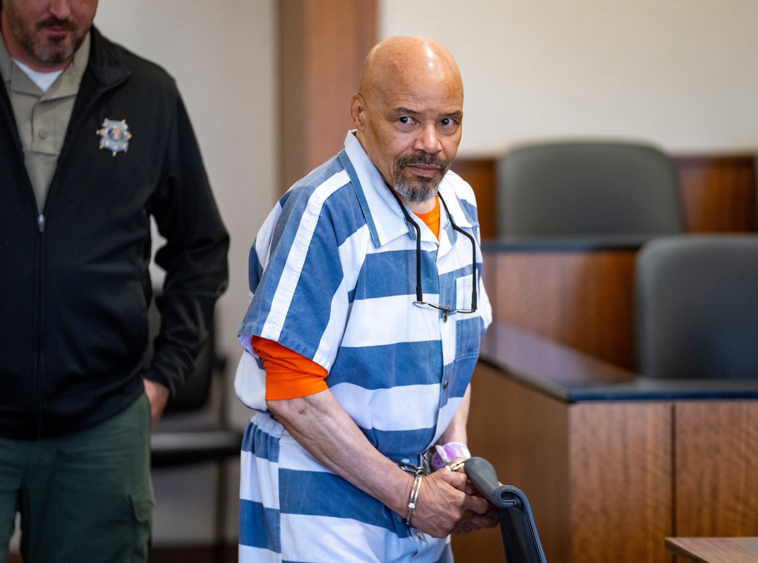 Carter, de 71 años, salió de la cárcel del condado de Utah este lunes con sus pertenencias, de acuerdo con el medio Utah News Dispatch, después de que se le concediera la libertad bajo fianza.
