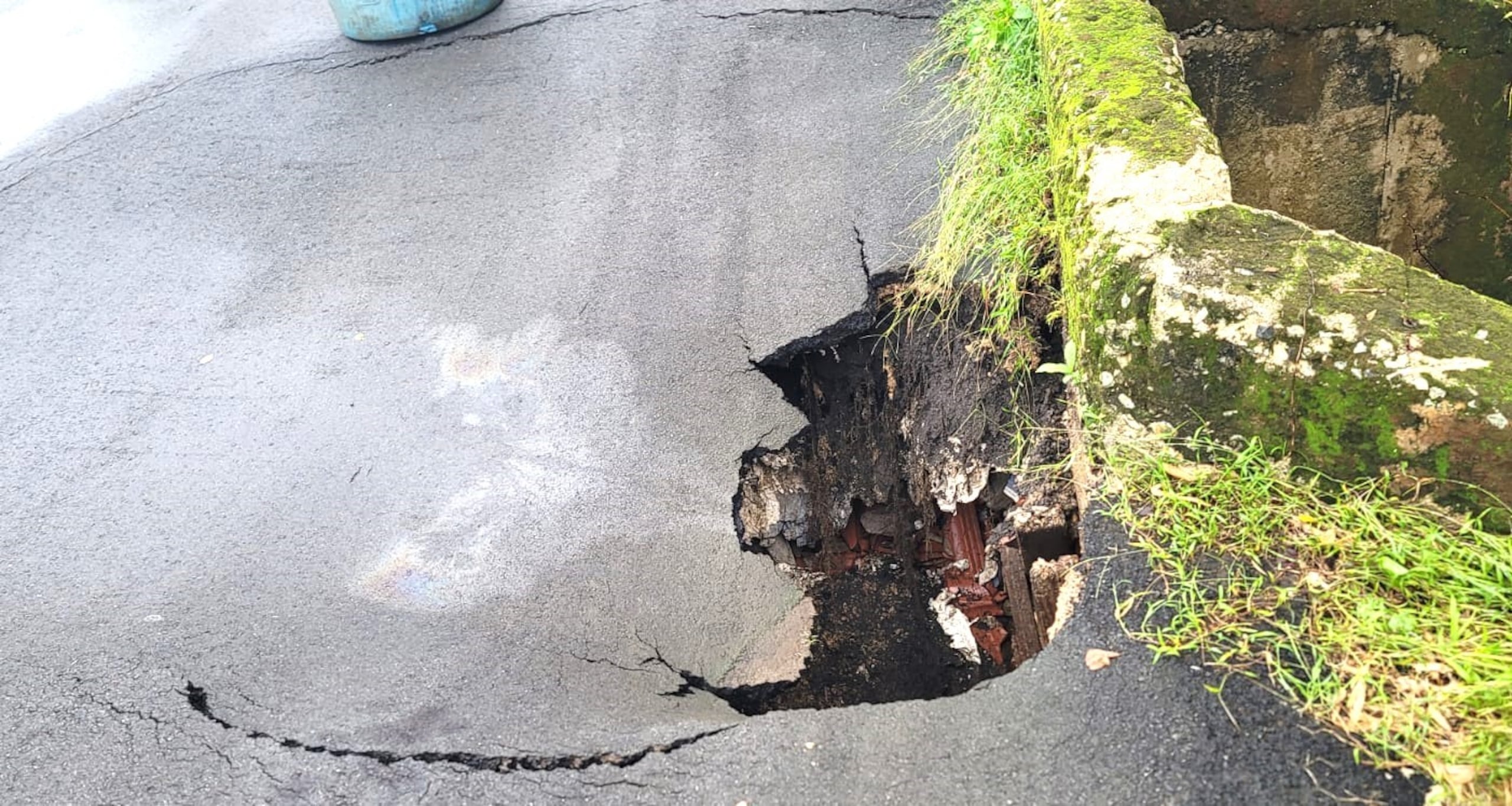 Socavón a orillas del puente del sector El Puerto en el barrio Río Abajo, en Humacao.