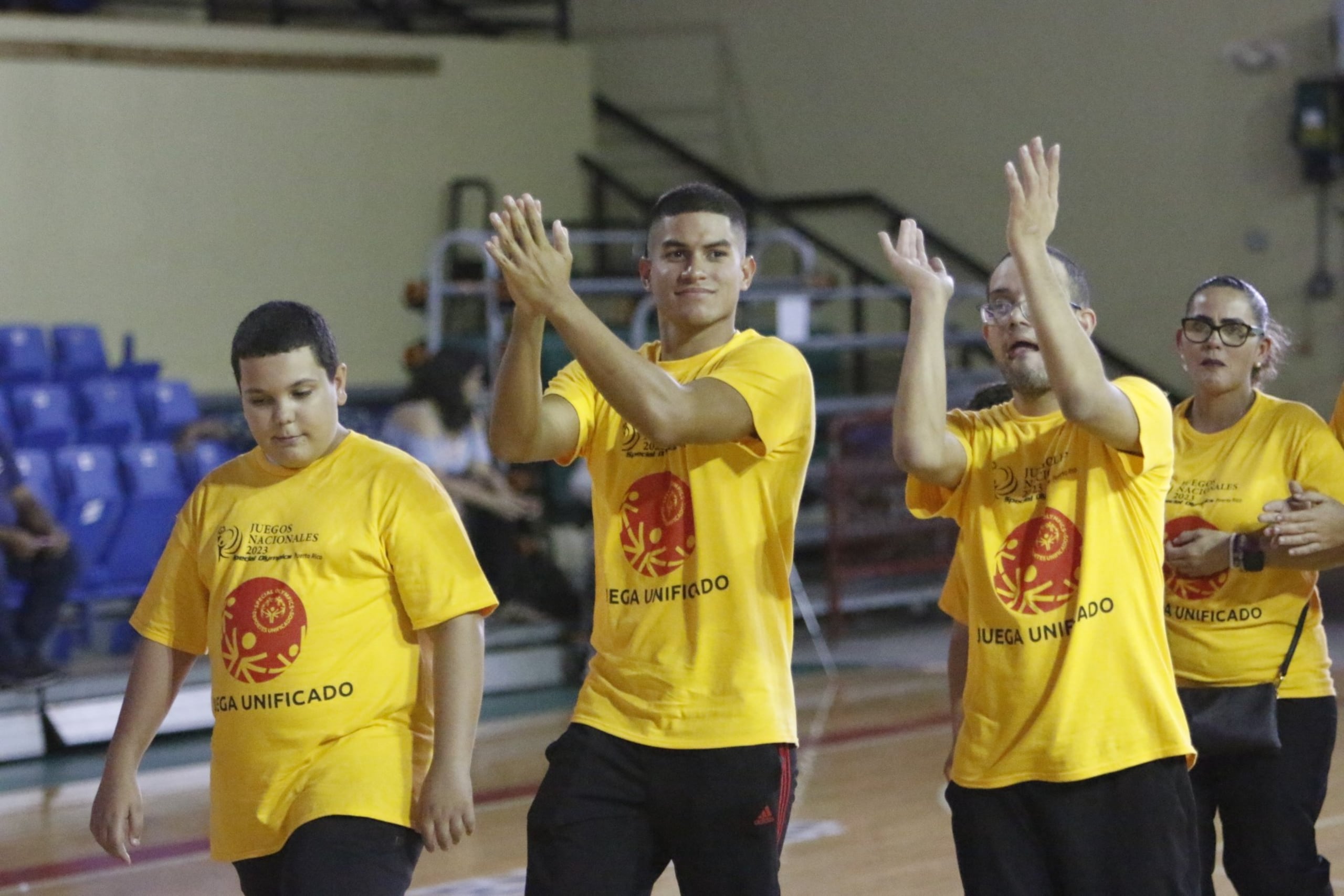 Cientos de atletas con discapacidad intelectual se adueñaron de una vistosa ceremonia en el Coliseo Rafael Amalbert en Juncos.