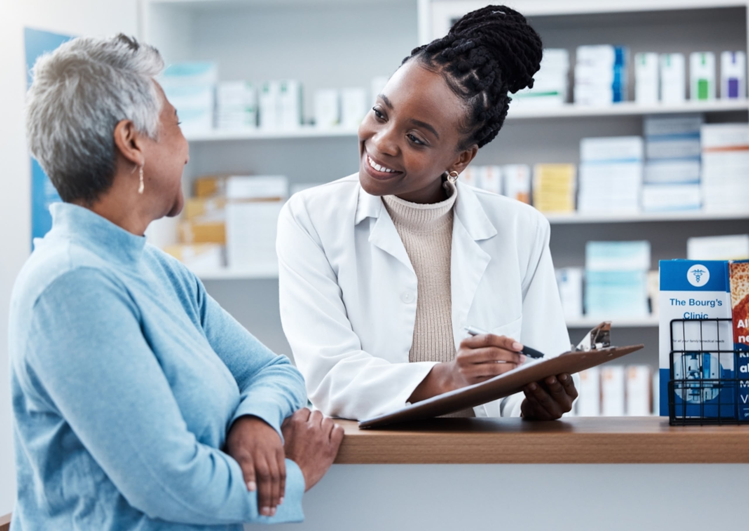 Cuando existe confianza, los farmacéuticos pueden identificar con mayor facilidad a las personas que pueden beneficiarse de ciertas vacunas, validen su historial en la farmacia y los orienten sobre las mejores opciones para proteger su salud.