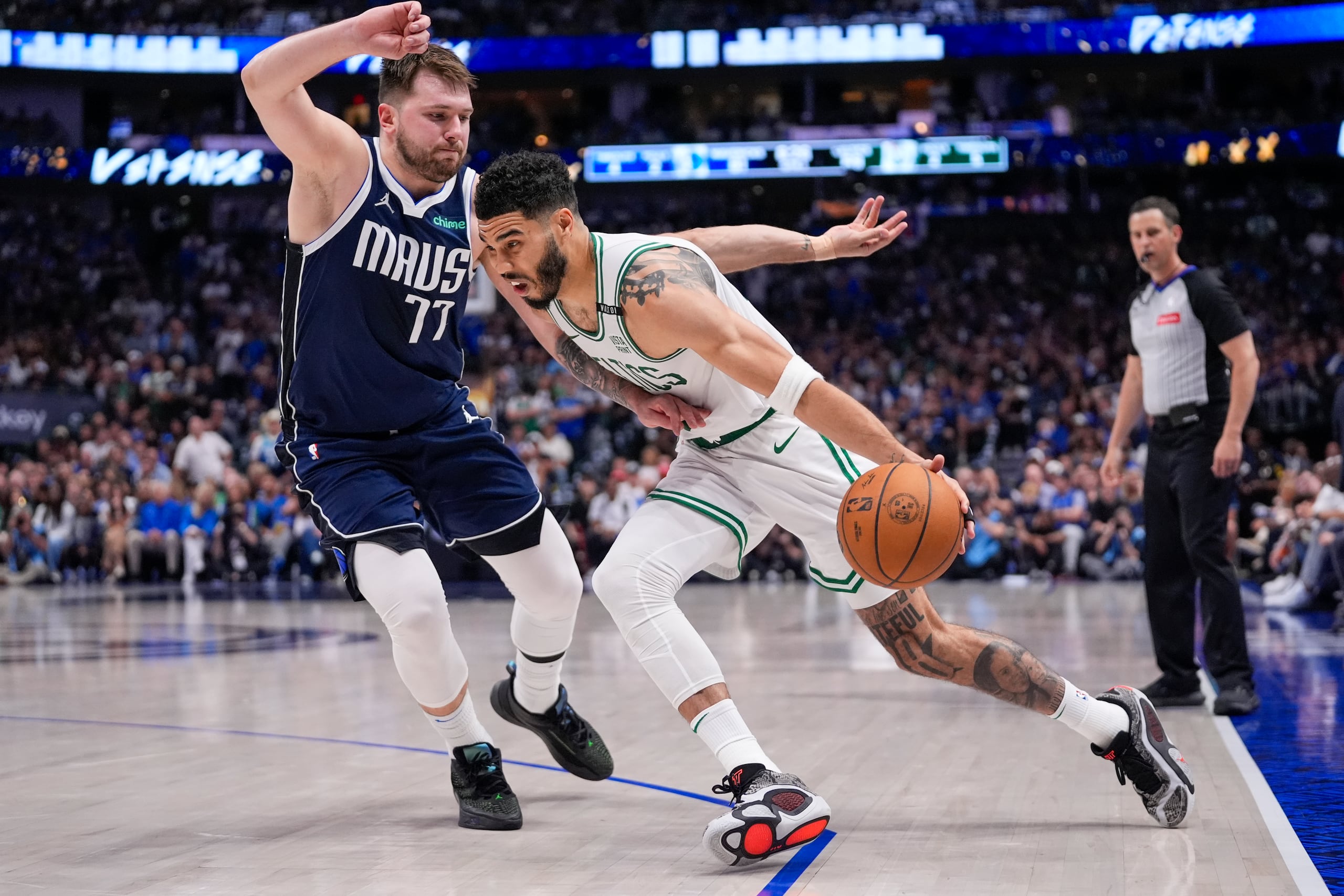 Jayson Tatum, de los Celtics de Boston, maneja el balón ante Luka Doncic, de los Mavericks de Dallas.