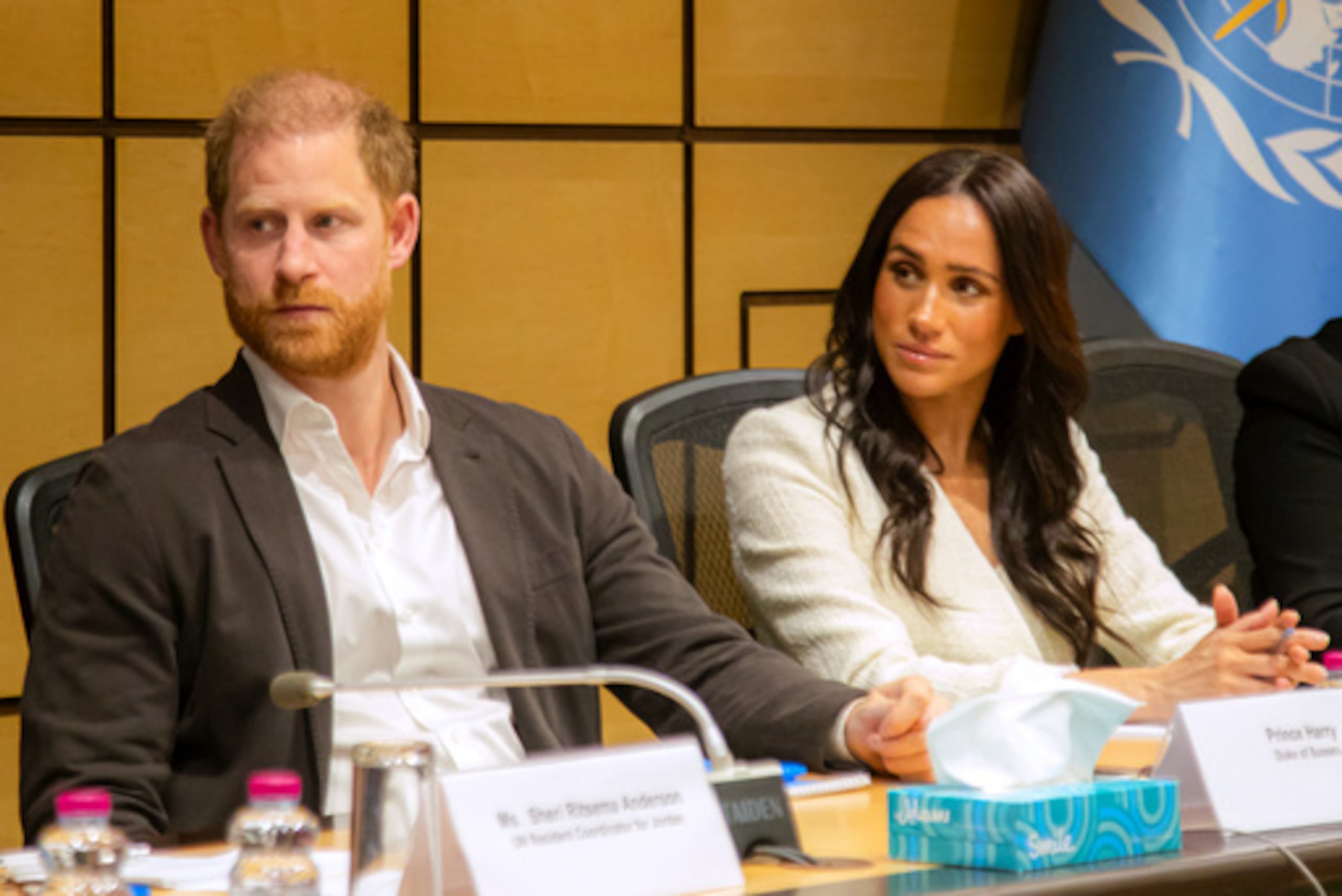 En esta foto difundida por la Organización Mundial de la Salud, el príncipe Harry y su esposa, Meghan, duquesa de Sussex.
