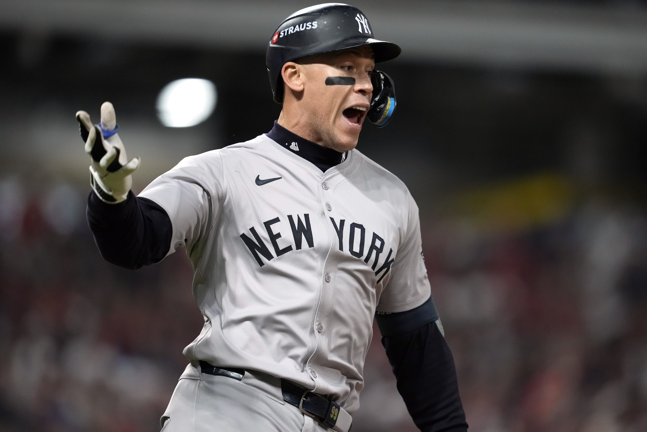 Aaron Judge celebra su cuadrangular de dos carreras en la octava entrada contra los Guardians.