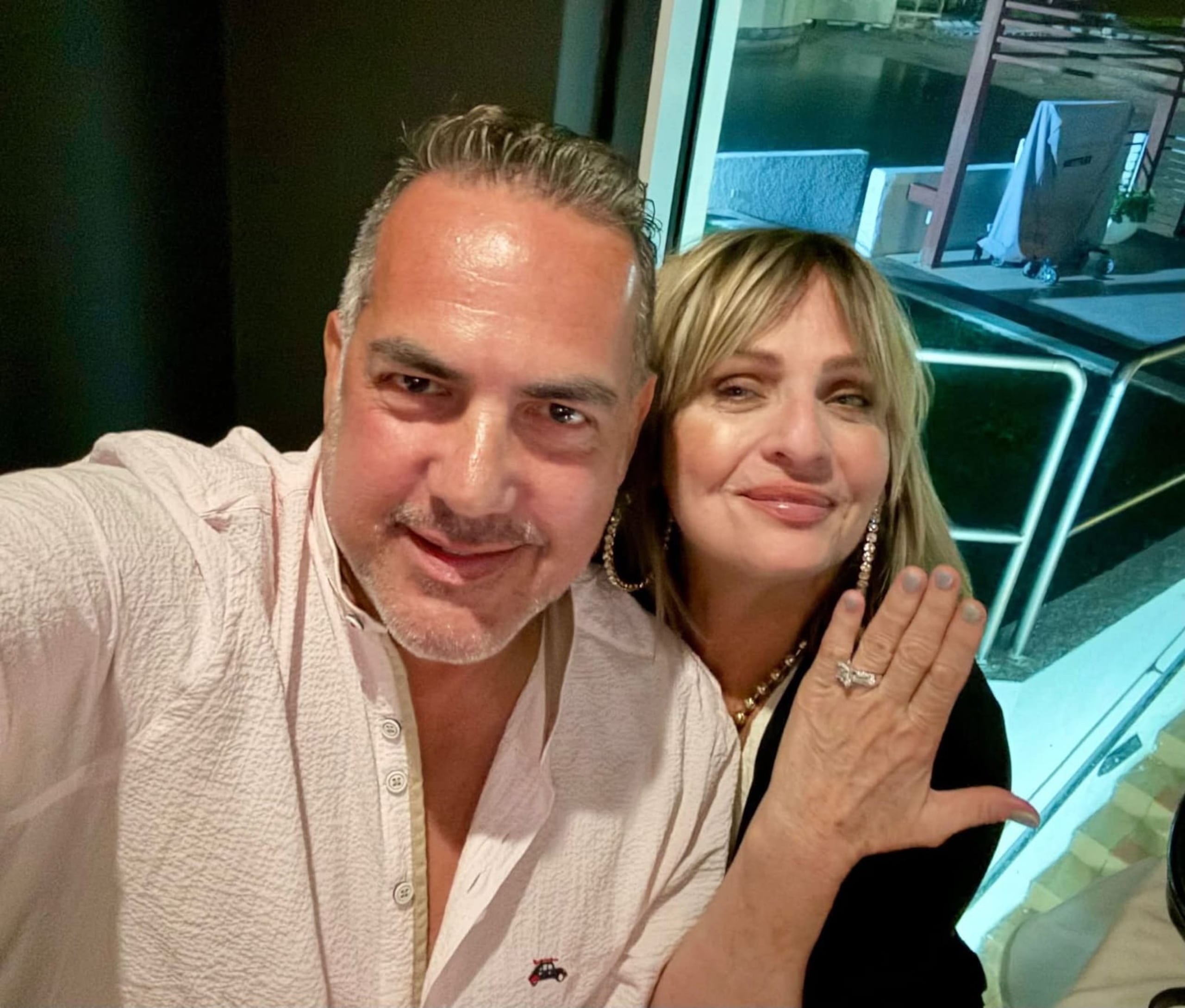 Julio Badillo le entregó a Grace Marie la sortija de compromiso la noche del jueves.