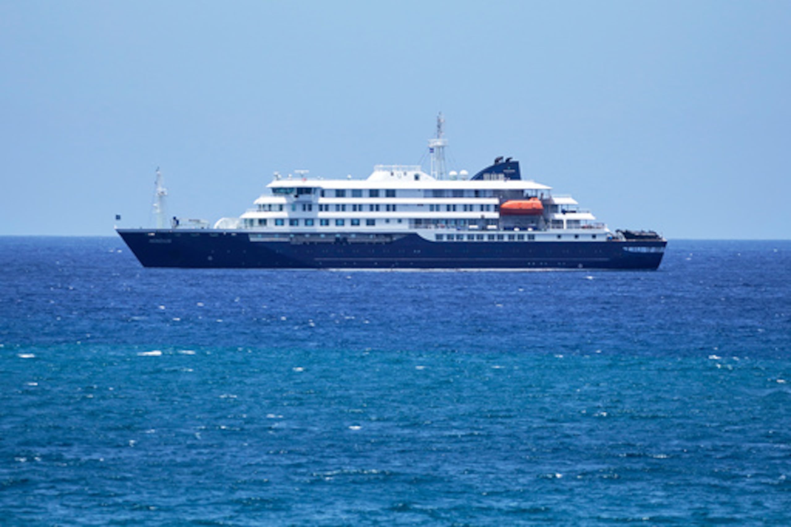 ARCHIVO - El crucero MV Hondius está anclado en un puerto de Praia, Cabo Verde, el 4 de mayo de 2026. (AP Photo/Arilson Almeida, Archivo)