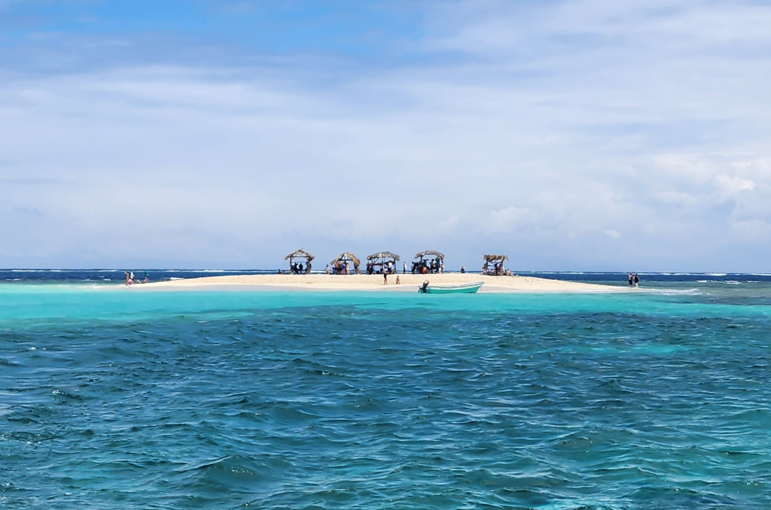 Además de bañarse en sus orillas, la recreación en este destino abarca realizar “snorkeling”.