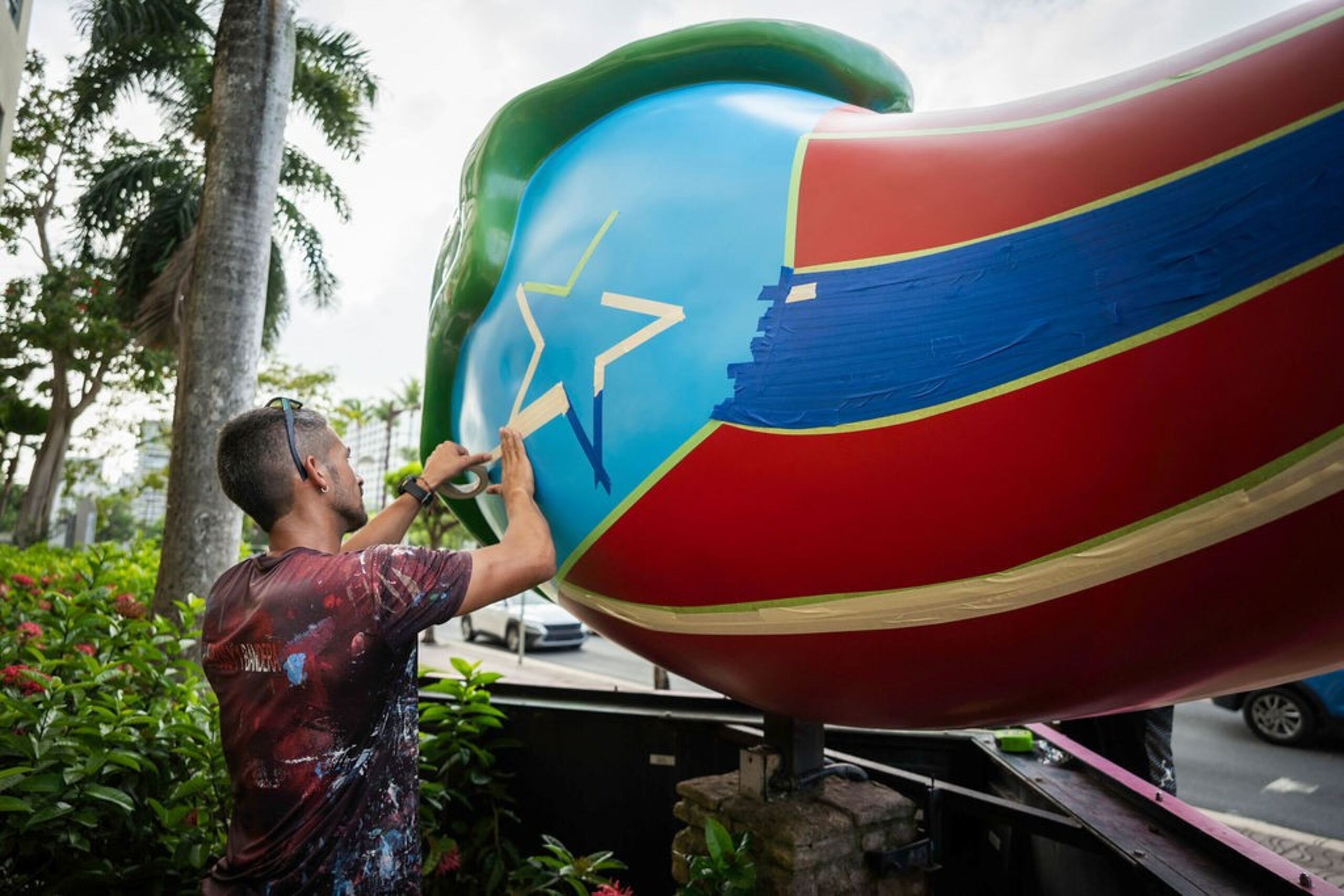 El arte fue hecho por el artista puertorriqueño Héctor C. Collazo Hernández, conocido por su proyecto “78 Pueblos y Una Bandera”.
