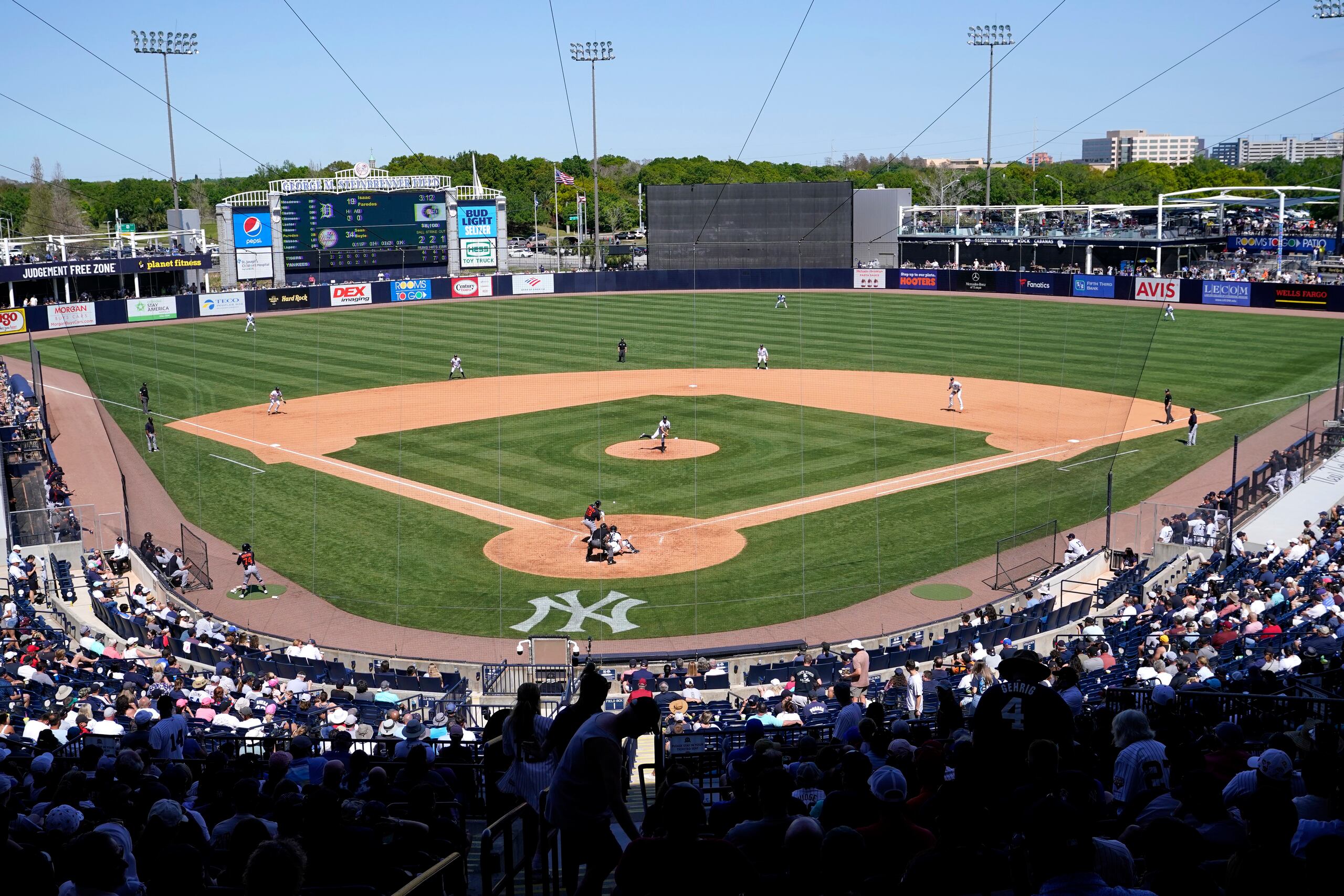 El estadio George M. Steinbrenner Field, nombrado en honor al nombre del fenecido expropietario de los Yankees, es el estadio principal de los Yankees en su campo de entrenamiento en Tampa, Florida, y será la casa temporera de los Rays en el 2025.