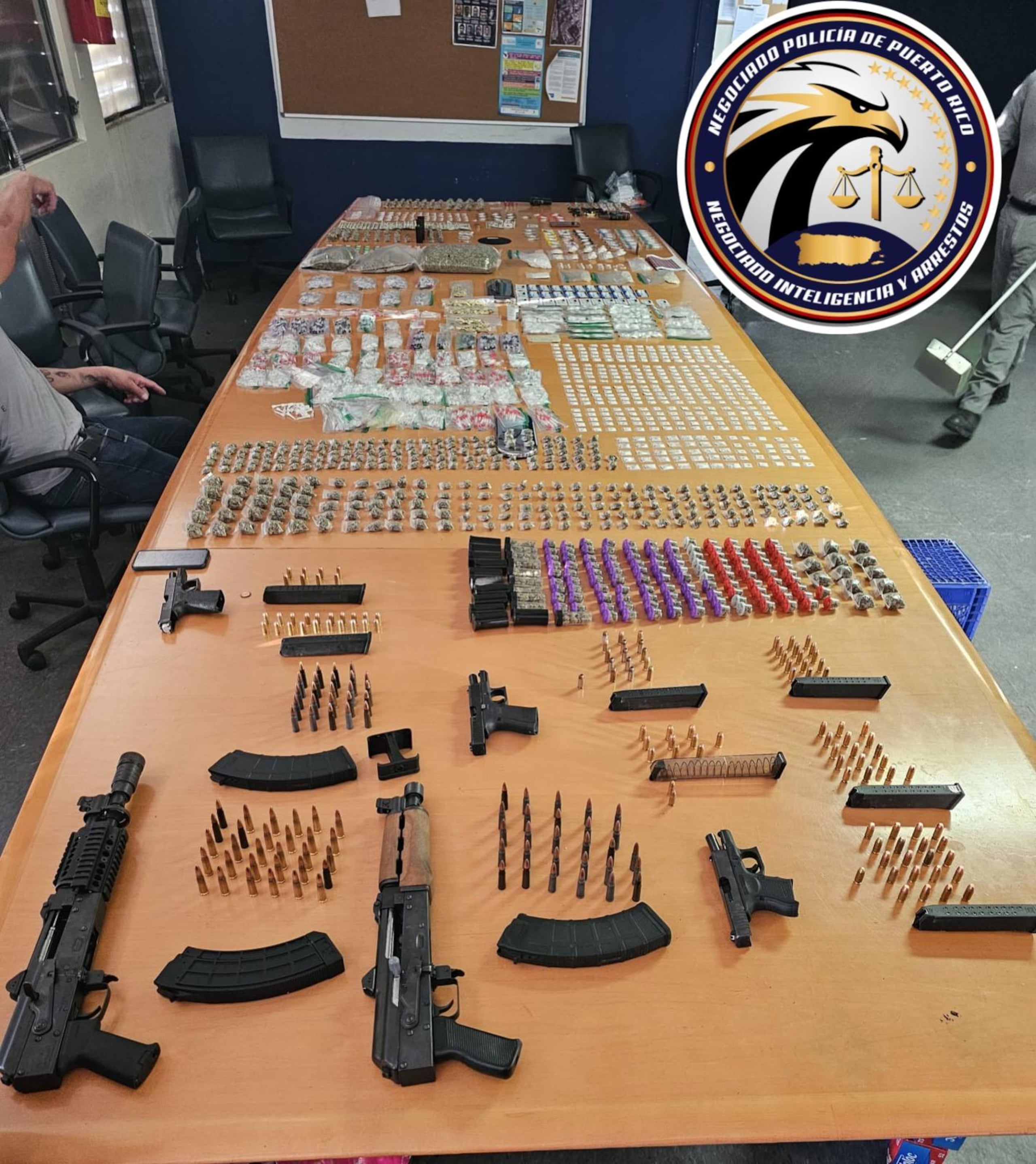 Armas y droga ocupada a Rafael Fuentes Ortiz en su arresto (Suministrada)