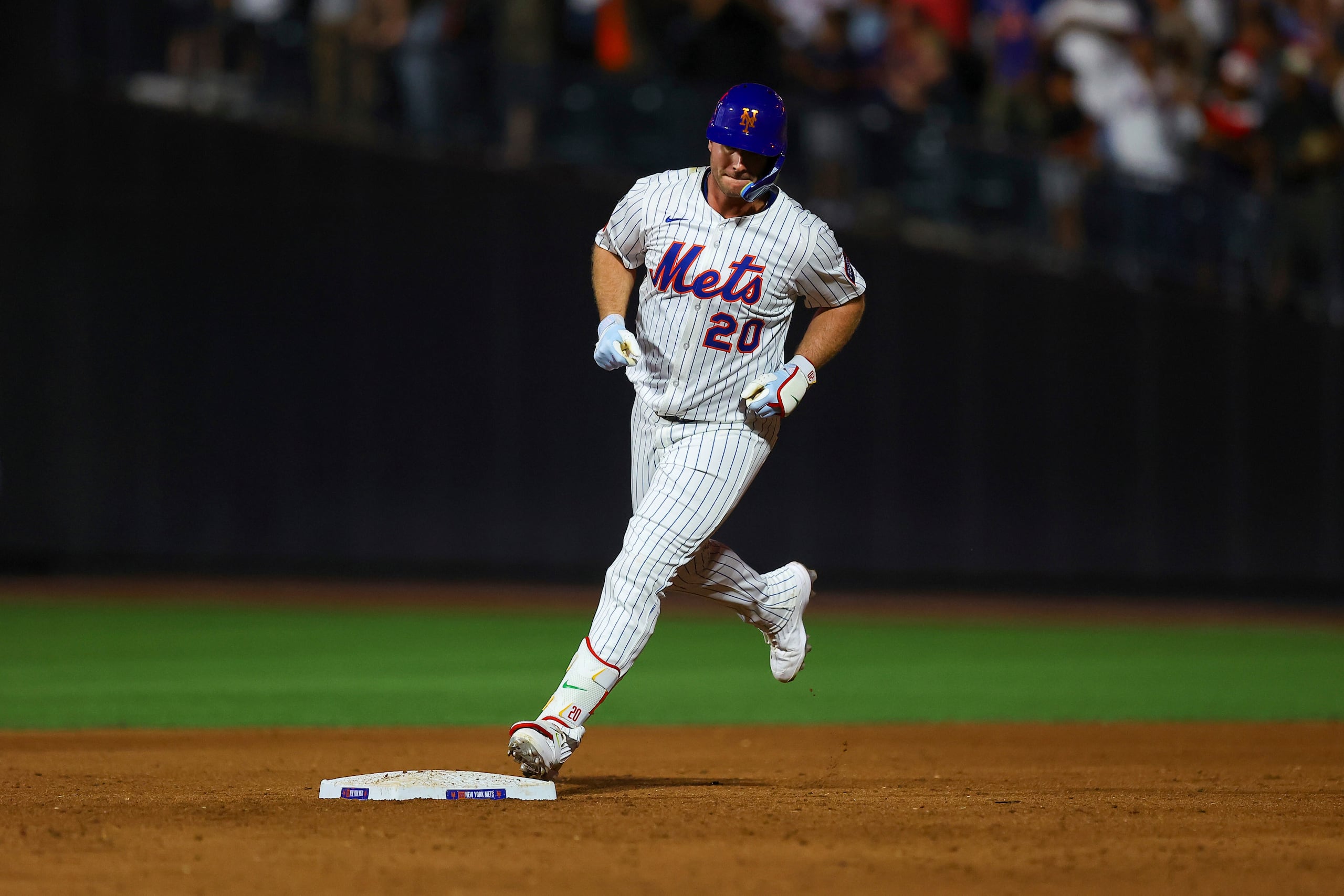 Pete Alonso recorre la segunda base luego de conectar el jonrón 251 de su carrera el lunes en la noche.