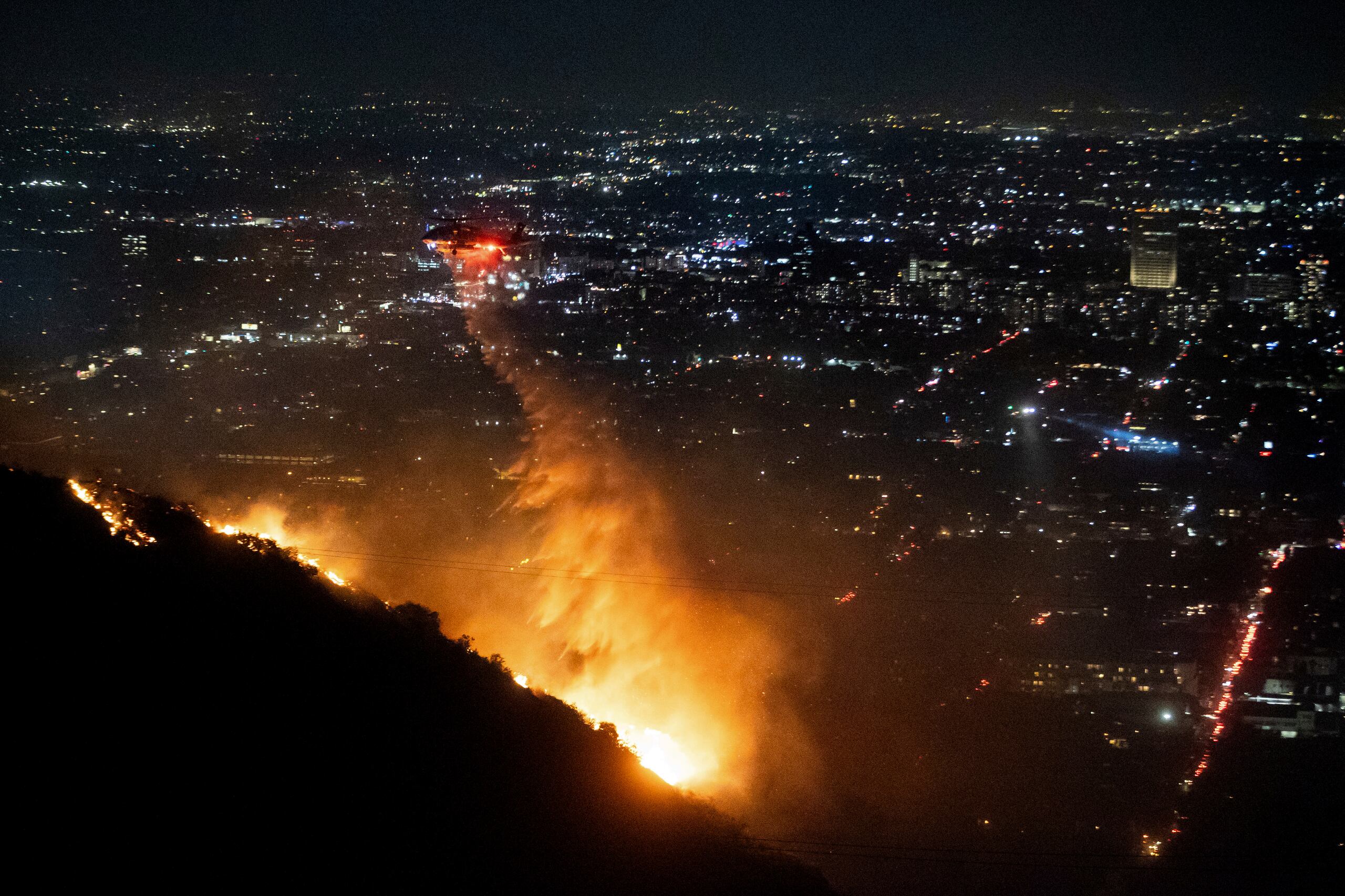 Agua es rociada desde un helicóptero sobre el incendio Sunset Fire en la sección Hollywood Hills de Los Ángeles, el miércoles 8 de enero de 2025.
(Foto AP/Ethan Swope)