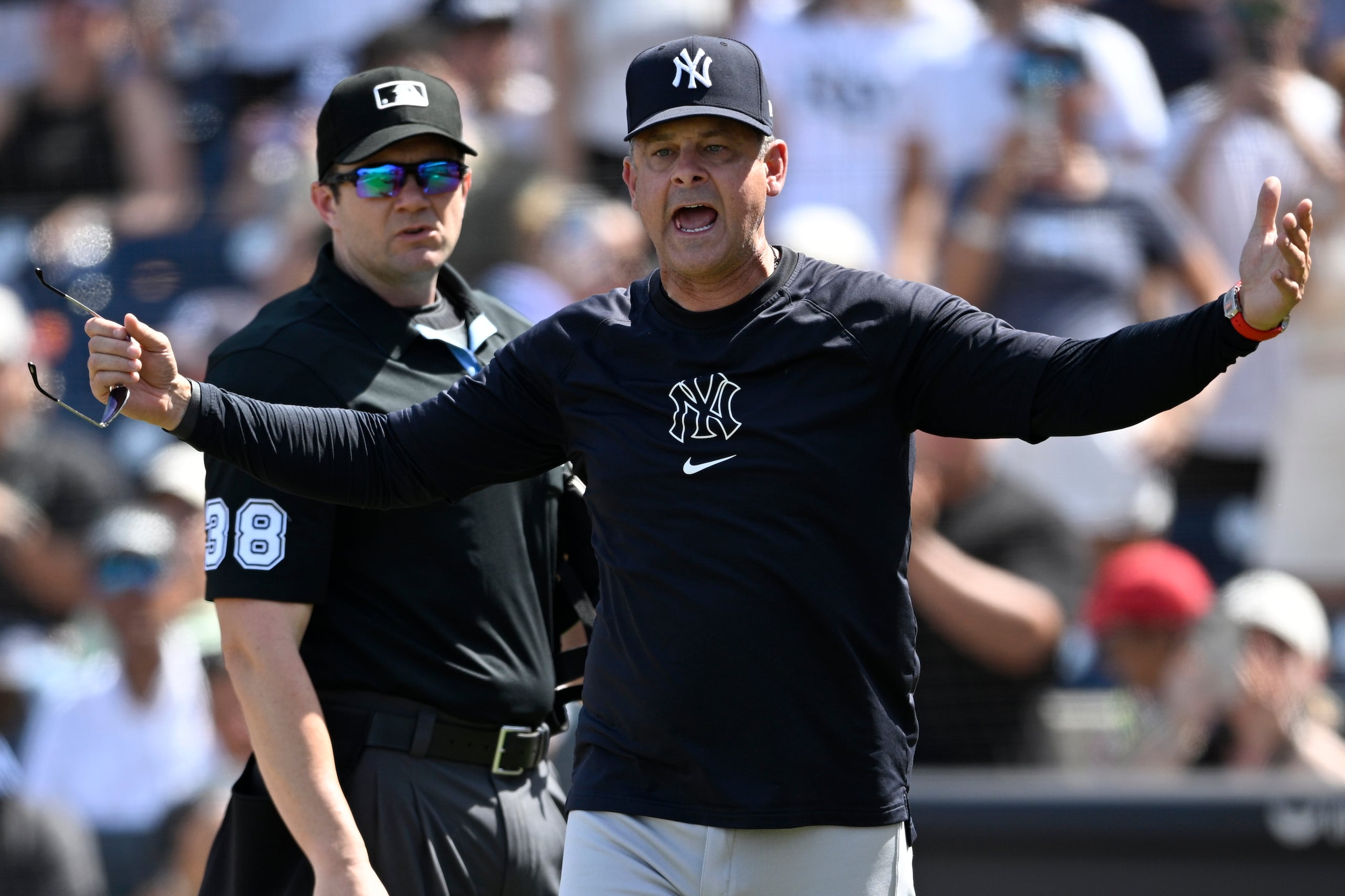 El mánager Aaron Boone, al frente, de los Yankees de Nueva York, reacciona después de ser expulsado por el umpire principal, Adam Beck (38), durante la octava entrada del juego de béisbol de Grandes Ligas frente a los Rays de Tampa Bay, el domingo 20 de abril de 2025, en Tampa, Florida.