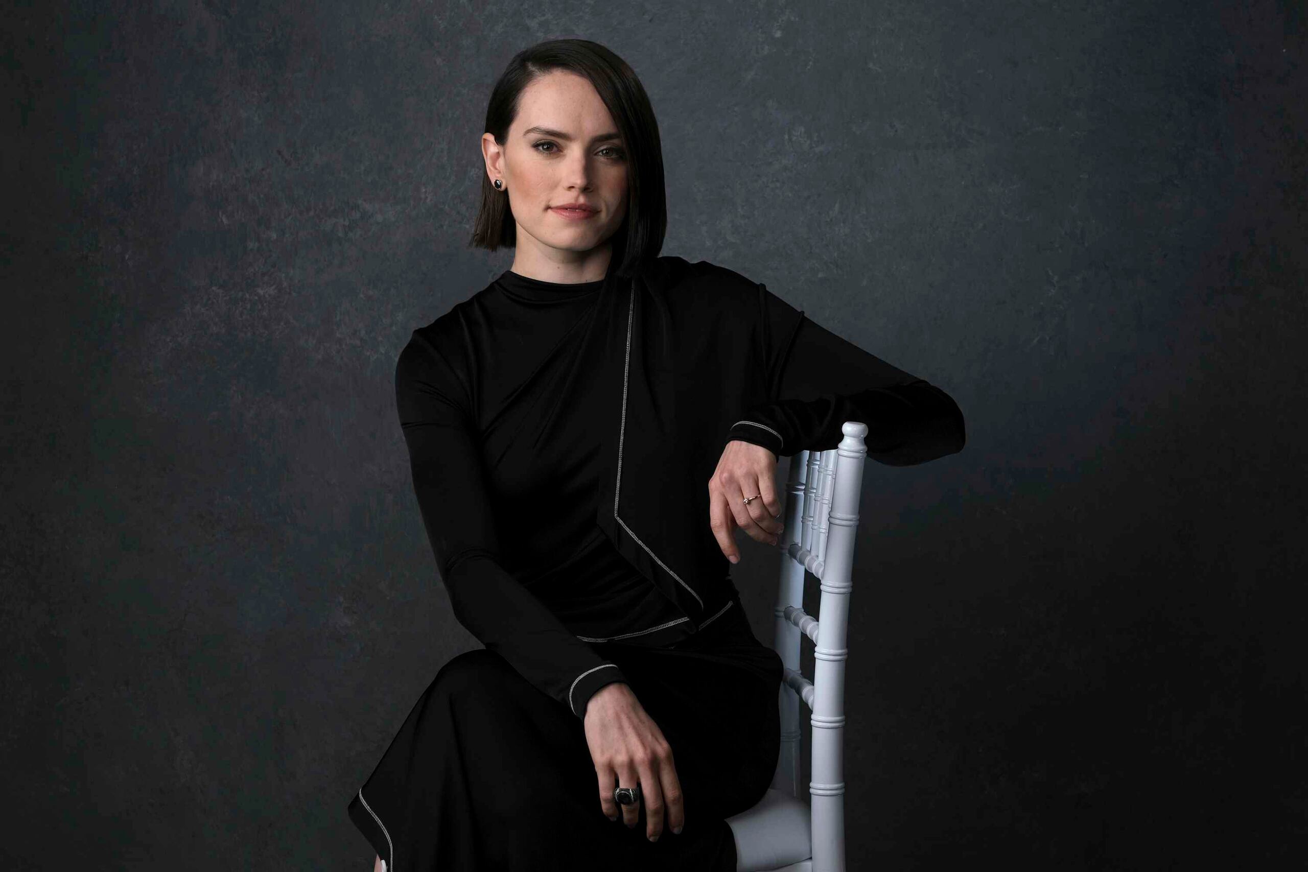 Daisy Ridley dijo que no siente el peso de las expectativas principalmente porque no está en redes sociales. (AP / Chris Pizzello)