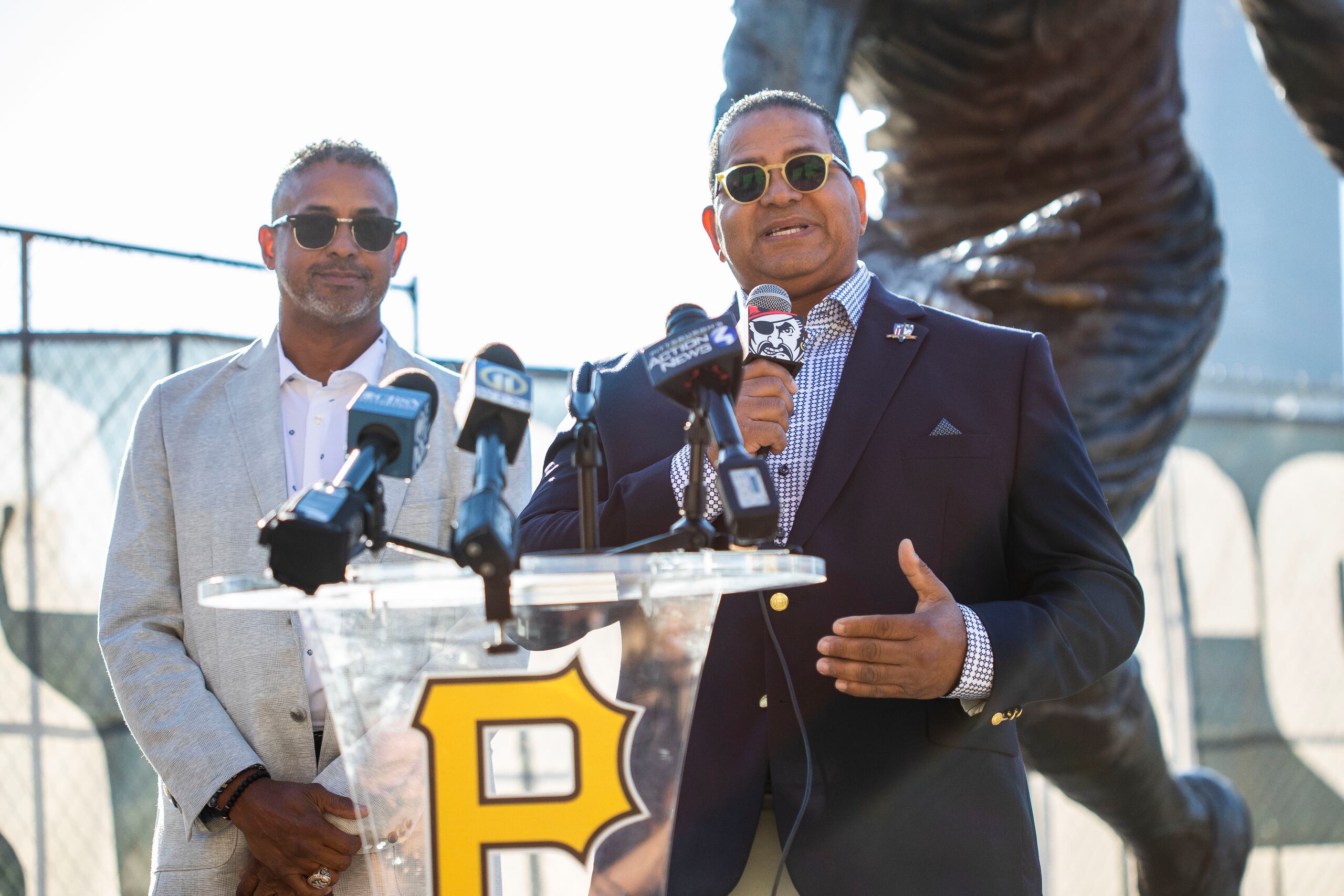Luis Roberto y Roberto Clemente, Jr. se dirigen a los presentes en la actividad.