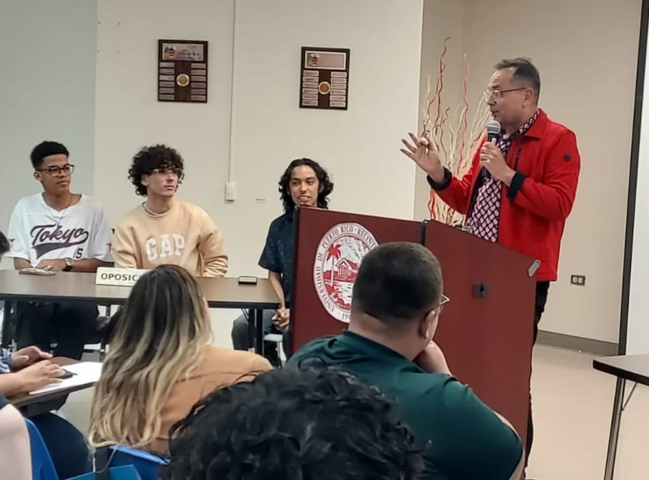 El director de ASPIRA de Puerto Rico, José Vargas Figueroa, ofrece una charla sobre oratoria a un grupo de estudiantes.