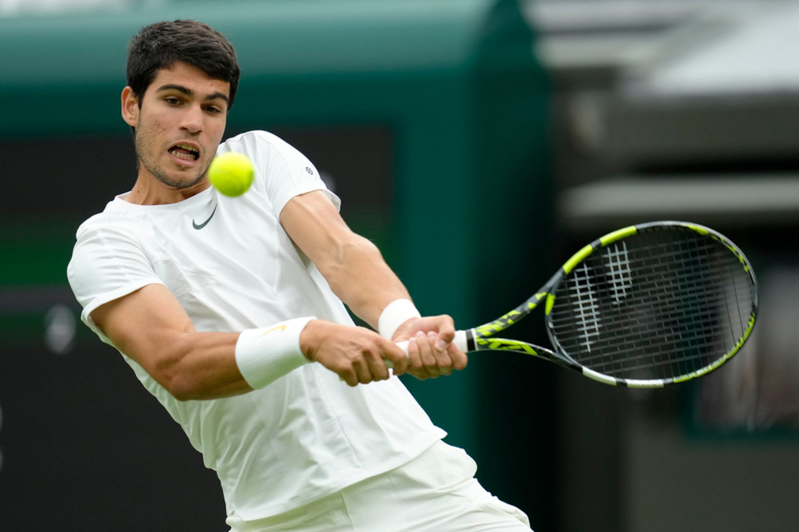 Carlos Alcaraz devuelve ante Jeremy Chardy en la primera ronda del torneo de Wimbledon.