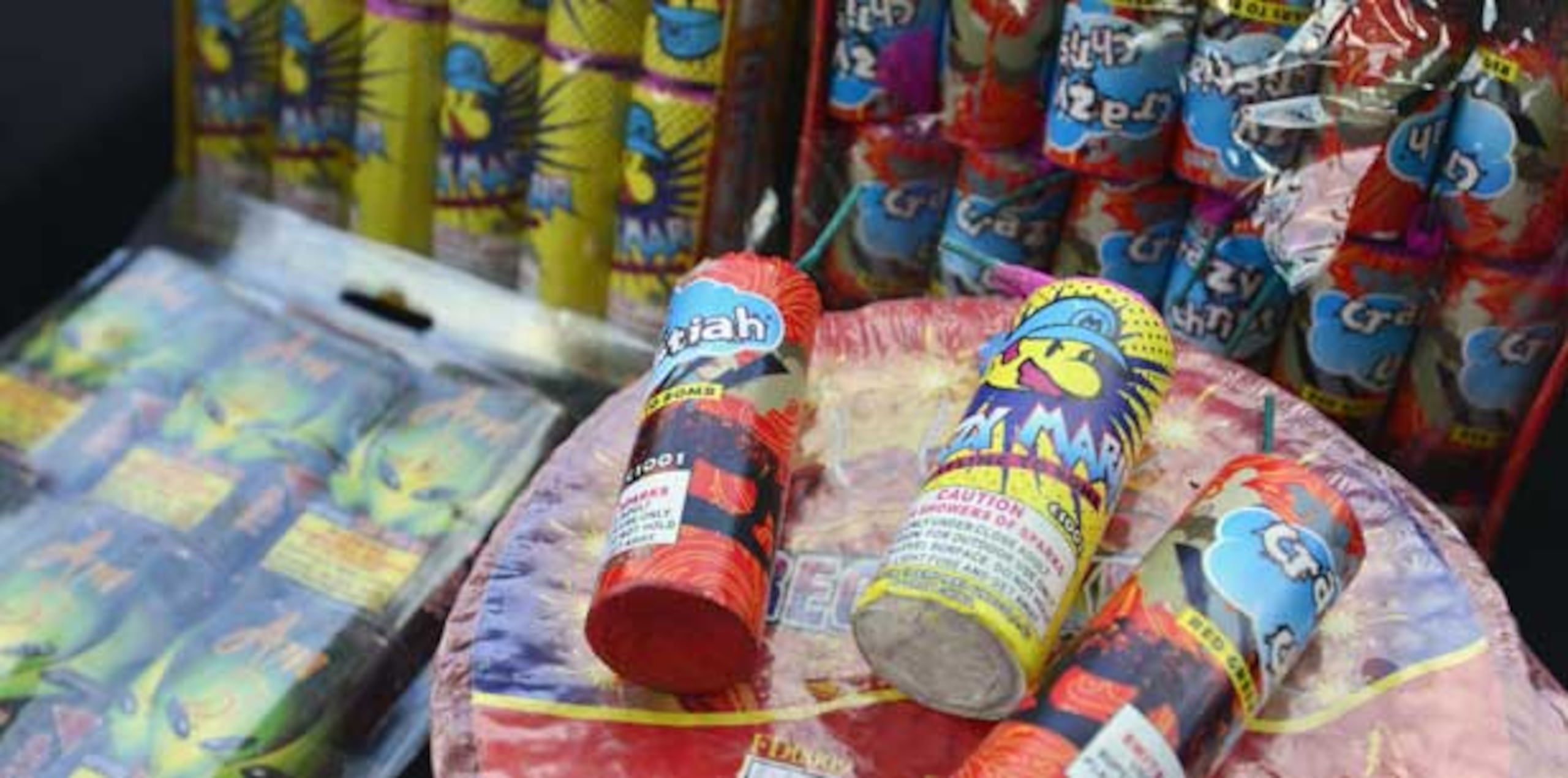 El capitán Rafael Romero, jefe de Explosivos de la Policía, alertó sobre el peligro de algunos productos de este tipo haciendo hincapié en un cuarto de dinamita que utiliza en su empaque la imagen del personaje infantil Súper Mario. (Archivo)