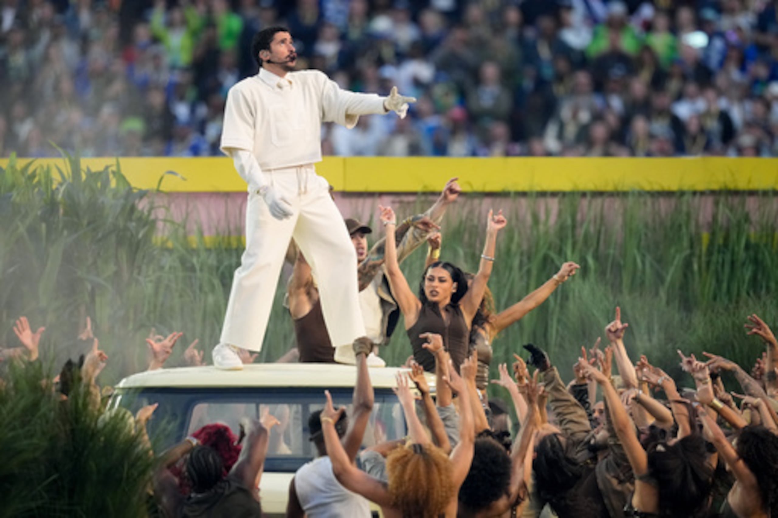 Bad Bunny presentándose durante el descanso del partido de fútbol americano de la Super Bowl 60 de la NFL entre los New England Patriots y los Seattle Seahawks, el domingo 8 de febrero de 2026, en Santa Clara, California (AP Foto/Julio Cortez)