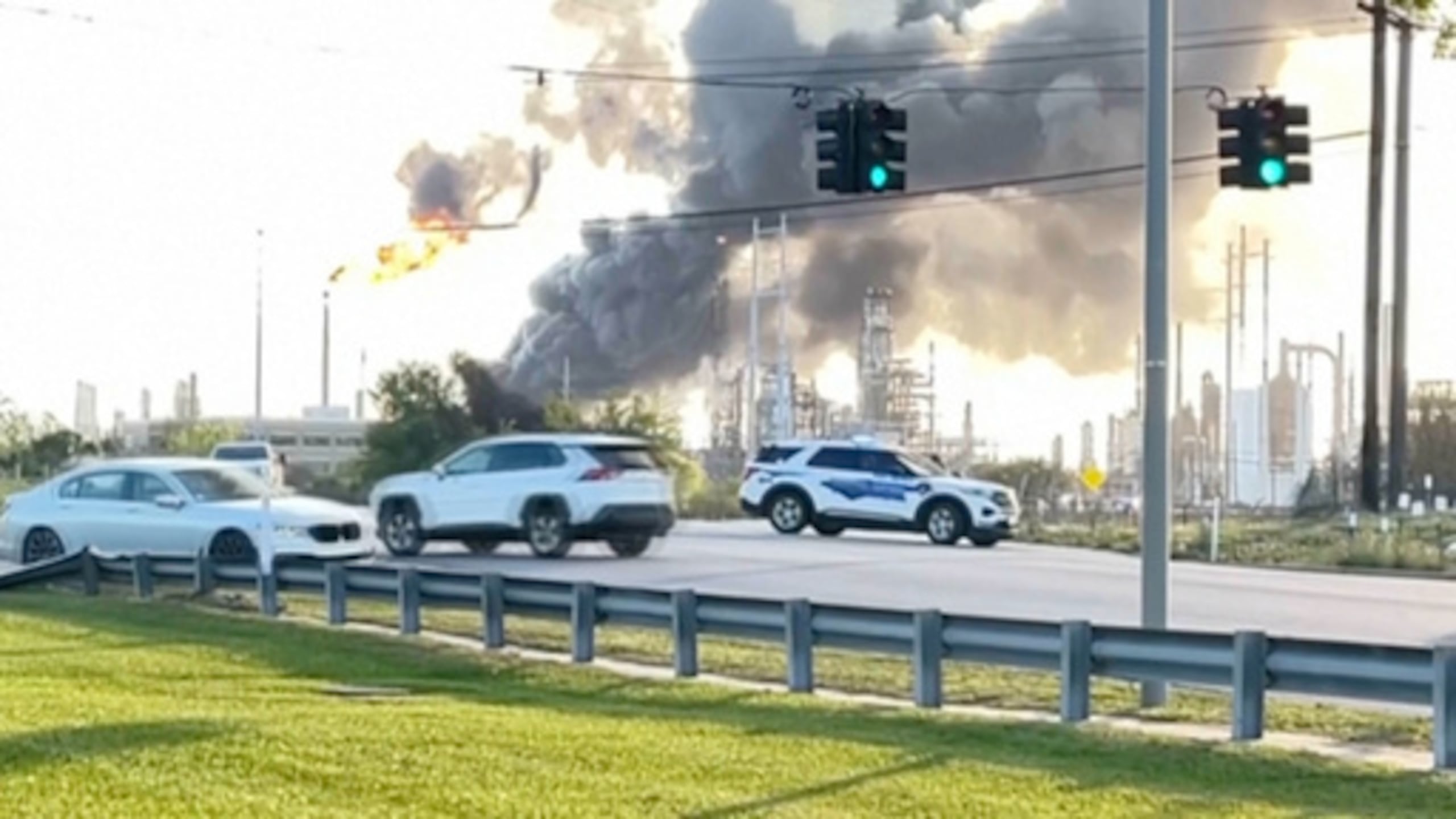 En esta imagen fija tomada de un video proporcionado por KBMT, el humo se eleva cerca de la refinería Valero Port Arthur en Port Arthur, Texas.