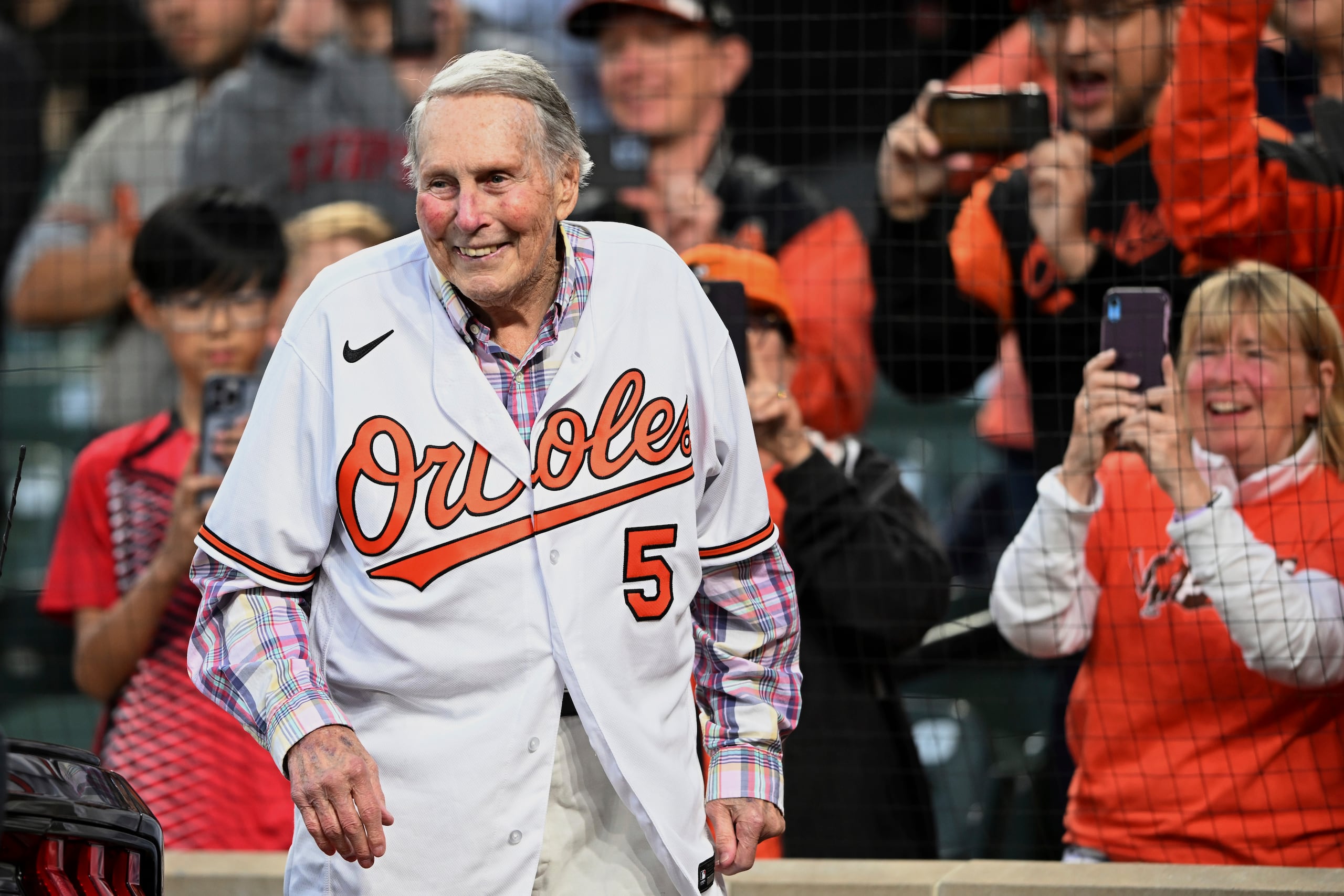 Brooks Robinson recibe una ovación durante un partido de los Orioles en la temporada de 2022.