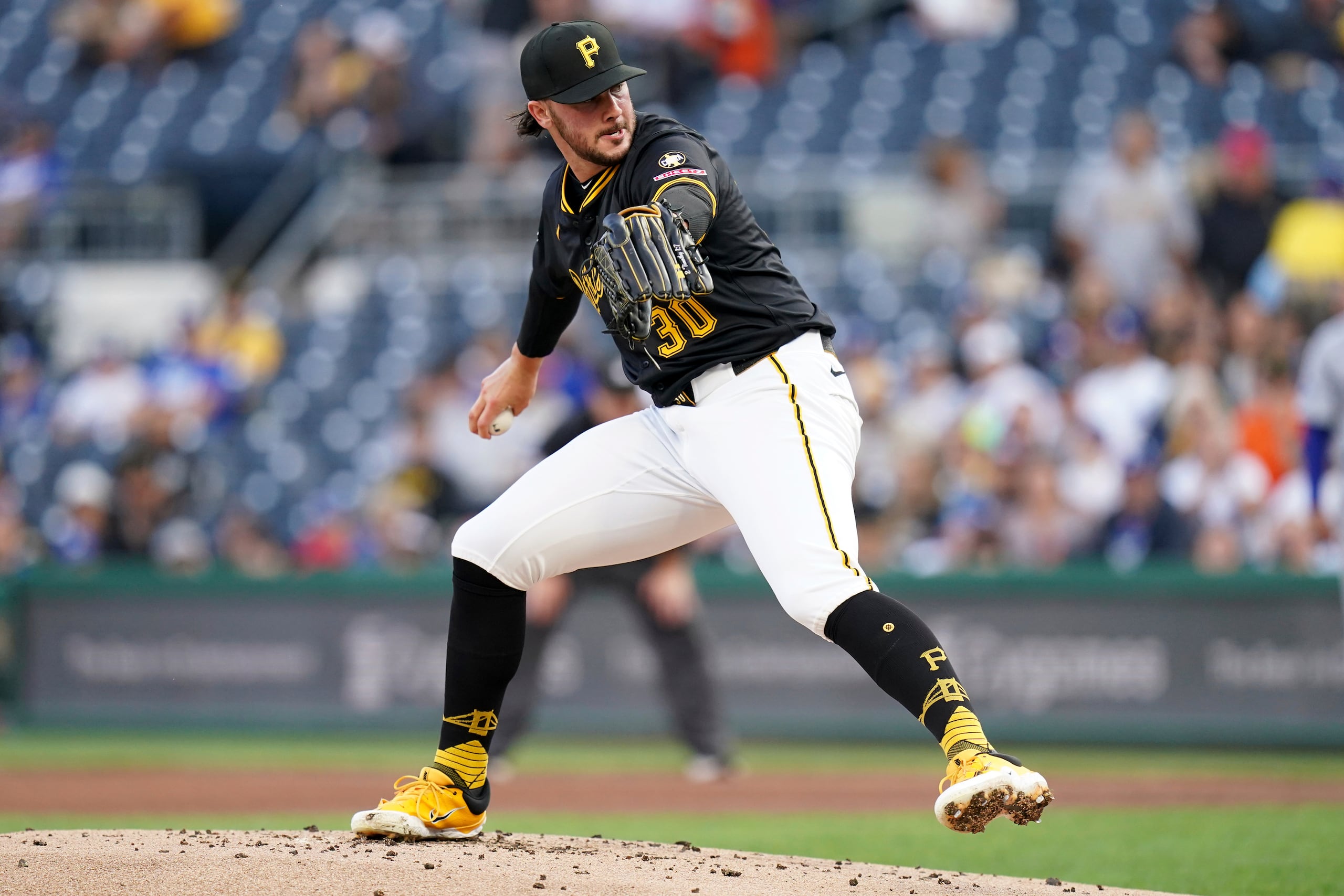 El lanzador de los Pirates de Pittsburgh, Paul Skenes, lanza durante la primera entrada contra los Dodgers de Los Ángeles.