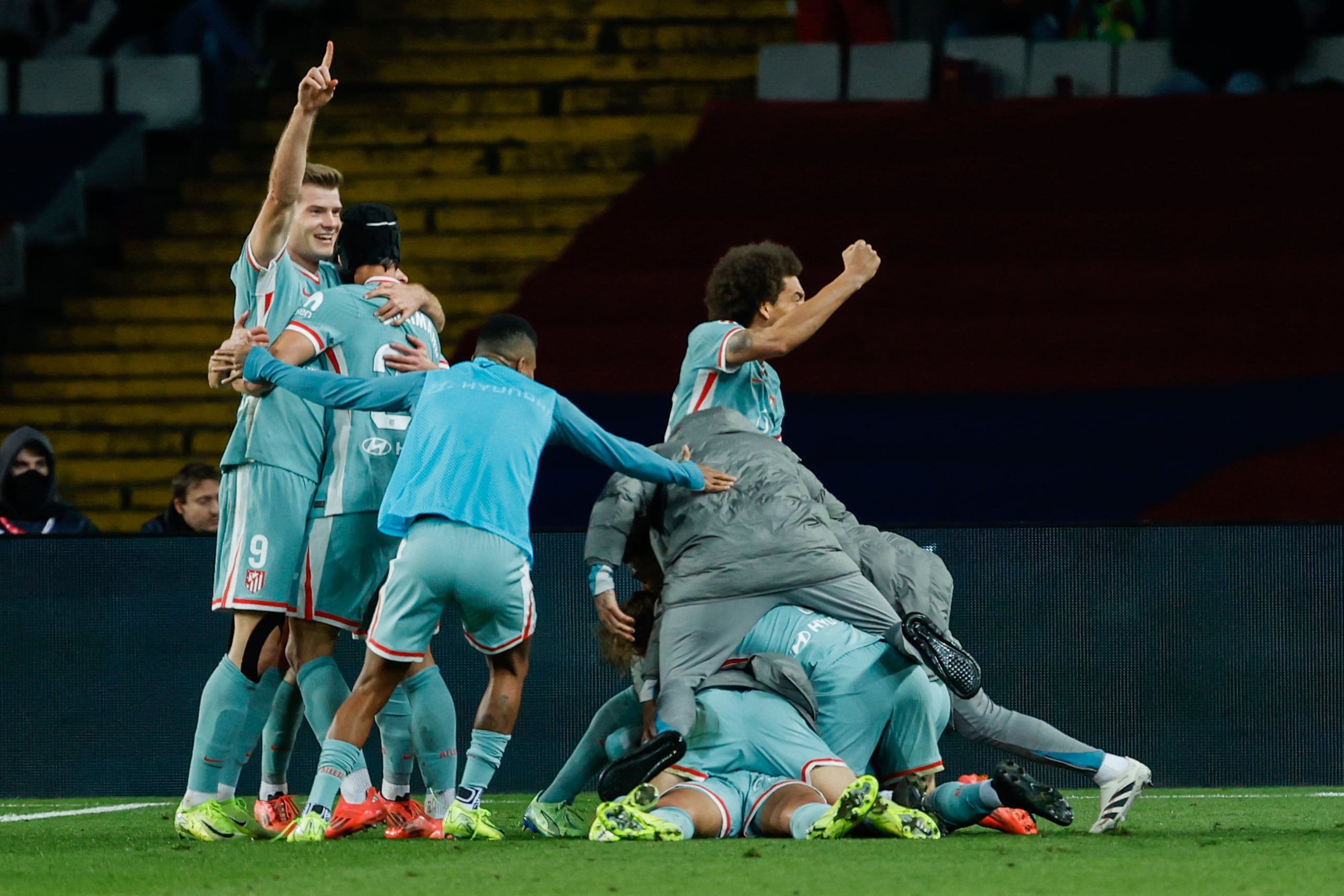 Jugadores del Atlético de Madrid celebran el gol de la victoria en el encuentro de la liga española ante el Barcelona, el sábado 21 de diciembre del 2024.