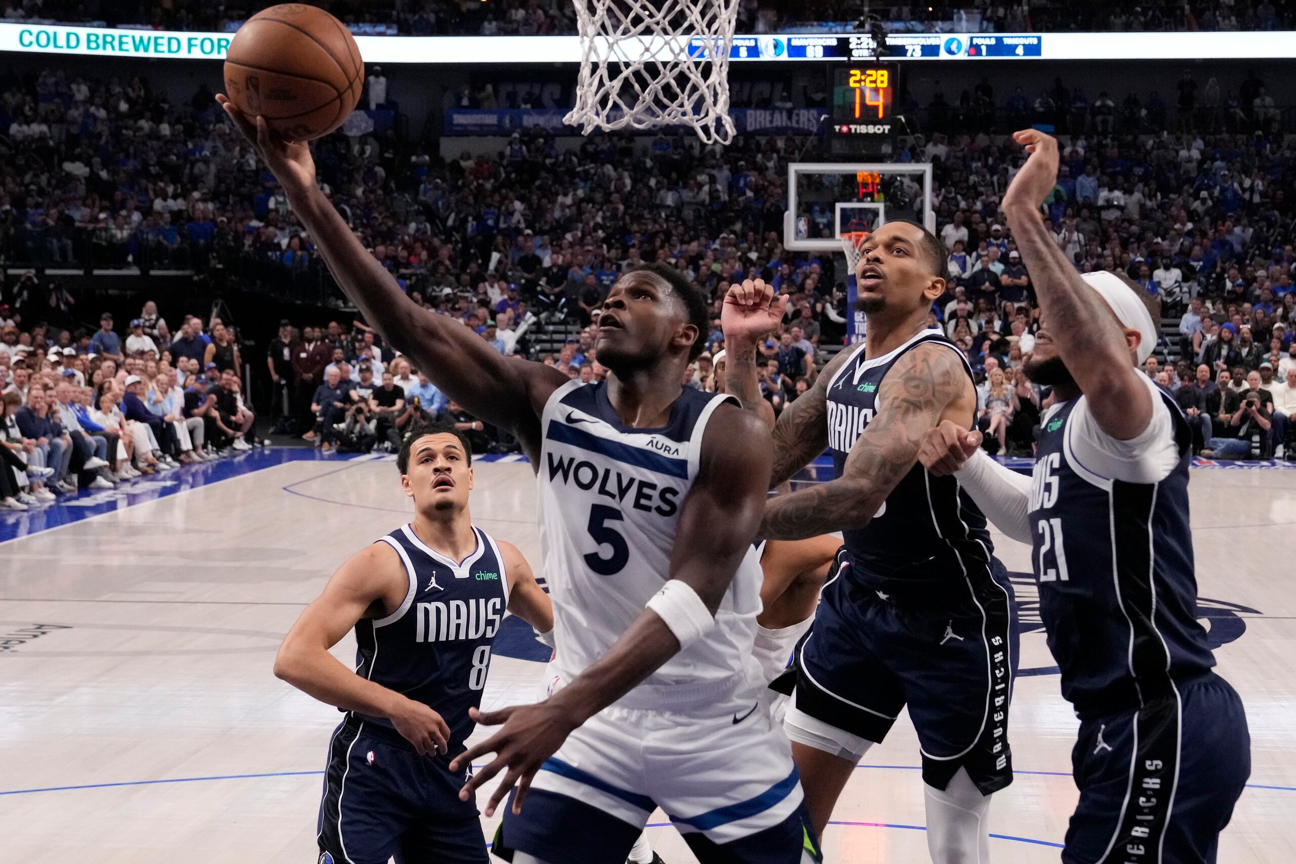 Anthony Edwards, de los Timberwolves de Minnesota, encesta en el cuarto partido de la final de la Conferencia Oeste ante los Mavericks de Dallas.