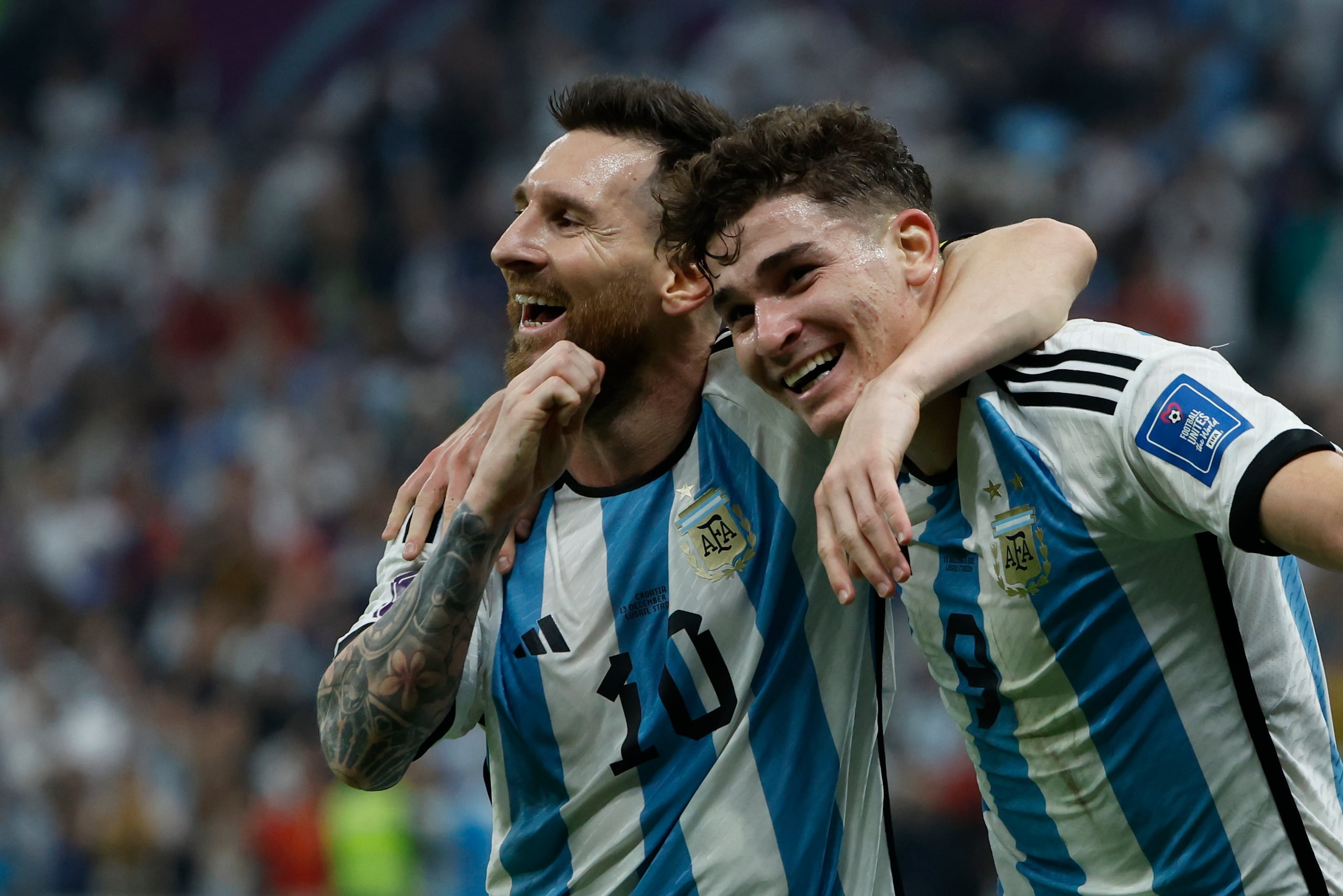 Julián Álvarez, a la derecha, celebra un gol junto a Lionel Messi en el Mundial 2022 ante Croacia.