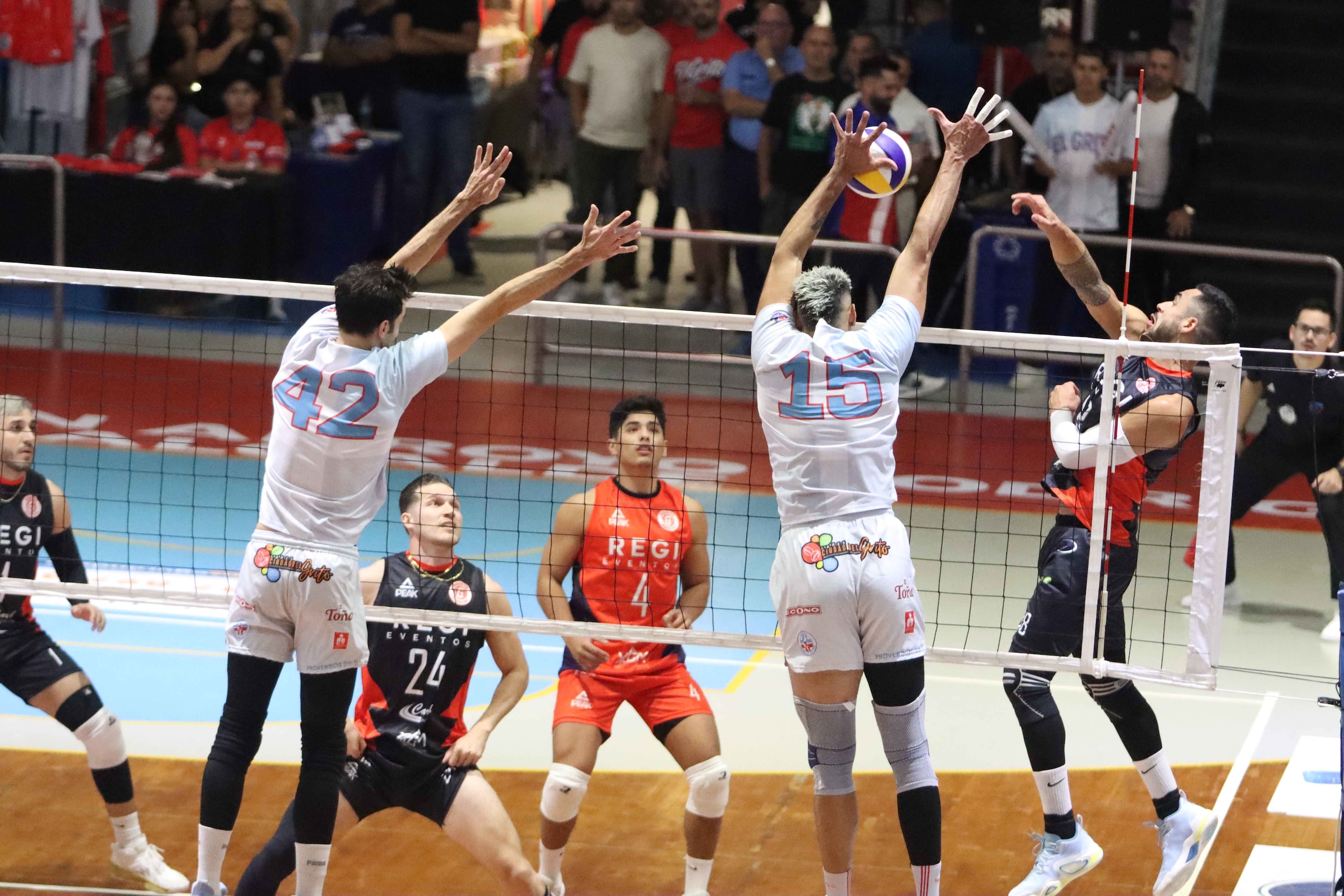 Bloqueo de Jair Santiago de Lares sobre John Chamone de Carolina.