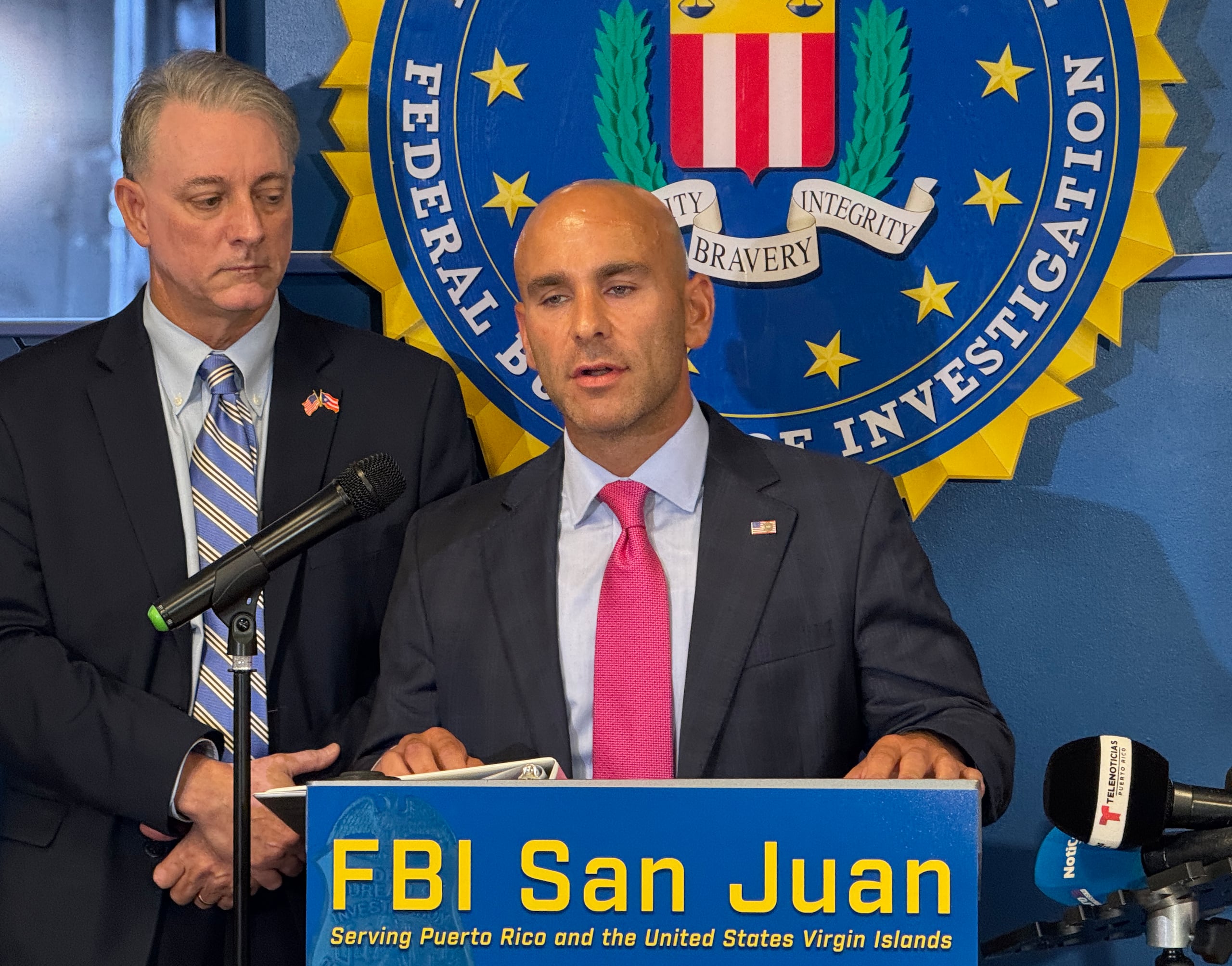 "Lo hemos dicho en numerosas ocasiones, pero vale la pena repetirlo: el pueblo de Puerto Rico merece vivir en una tierra de ley y orden", manifestó el jefe del FBI en la isla, Devin J. Kowalski.