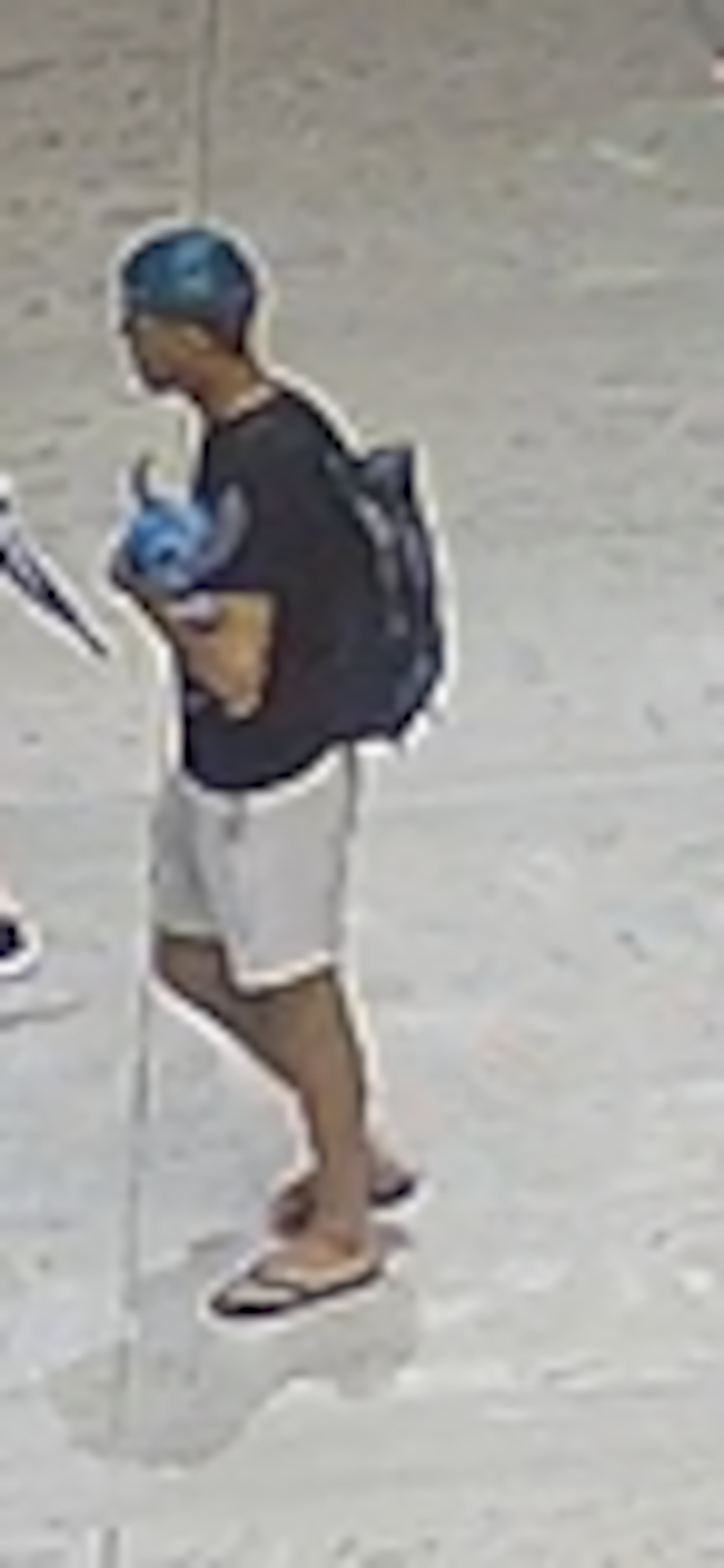 Este joven es sospechoso de robarle dinero y una tarjeta de débido a una sexagenaria en Hato Rey.