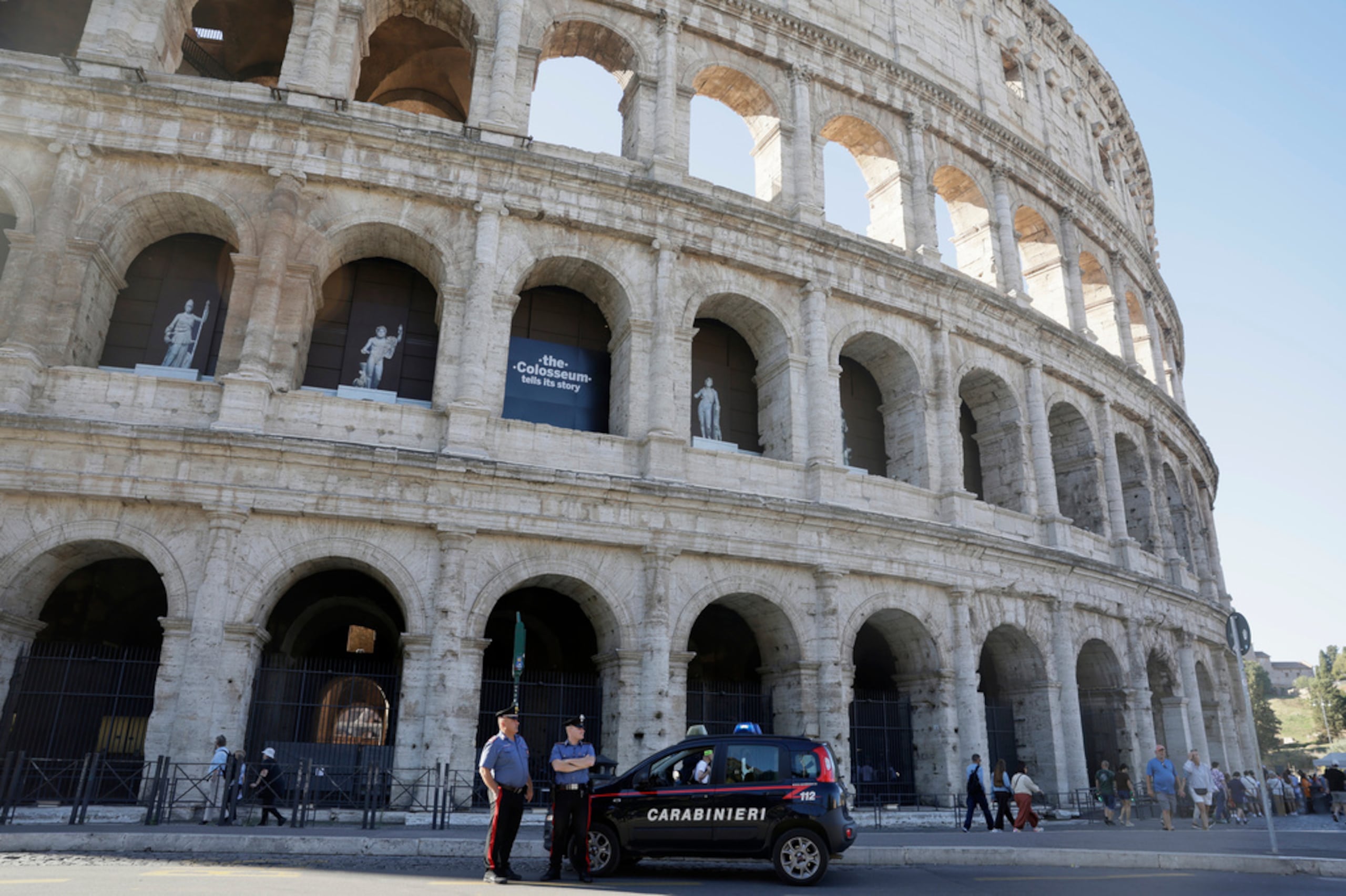 Agentes de los Carabineros, la policía paramilitar italiana, patrullan frente al Coliseo este miércoles, cerrado al público por el trabajador que murió tras caer el martes.