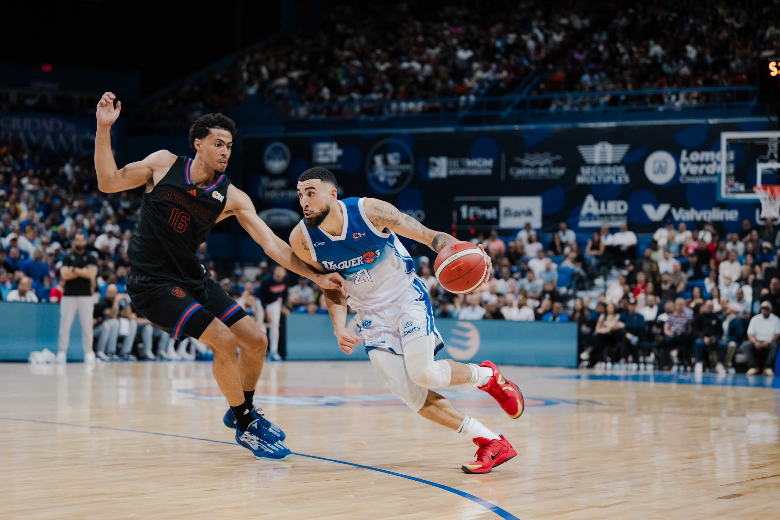 Chris Duarte, de los Vaqueros de Bayamón, maneja el balón contra Mojave King, de los Cangrejeros de Santurce. Fue el debut del dominicano exjugador de la NBA en el BSN.