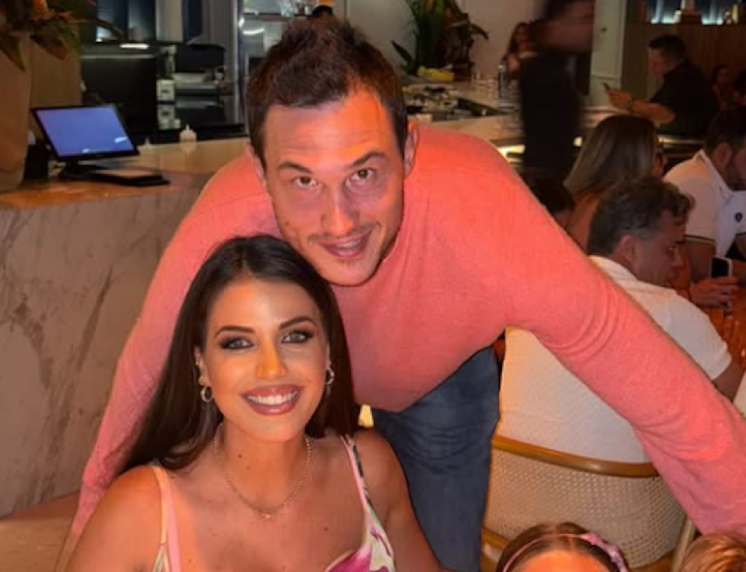 Danilo Gallinari, refuerzo de los Vaqueros de Bayamón, junto a su esposa, Eleonora Boi.