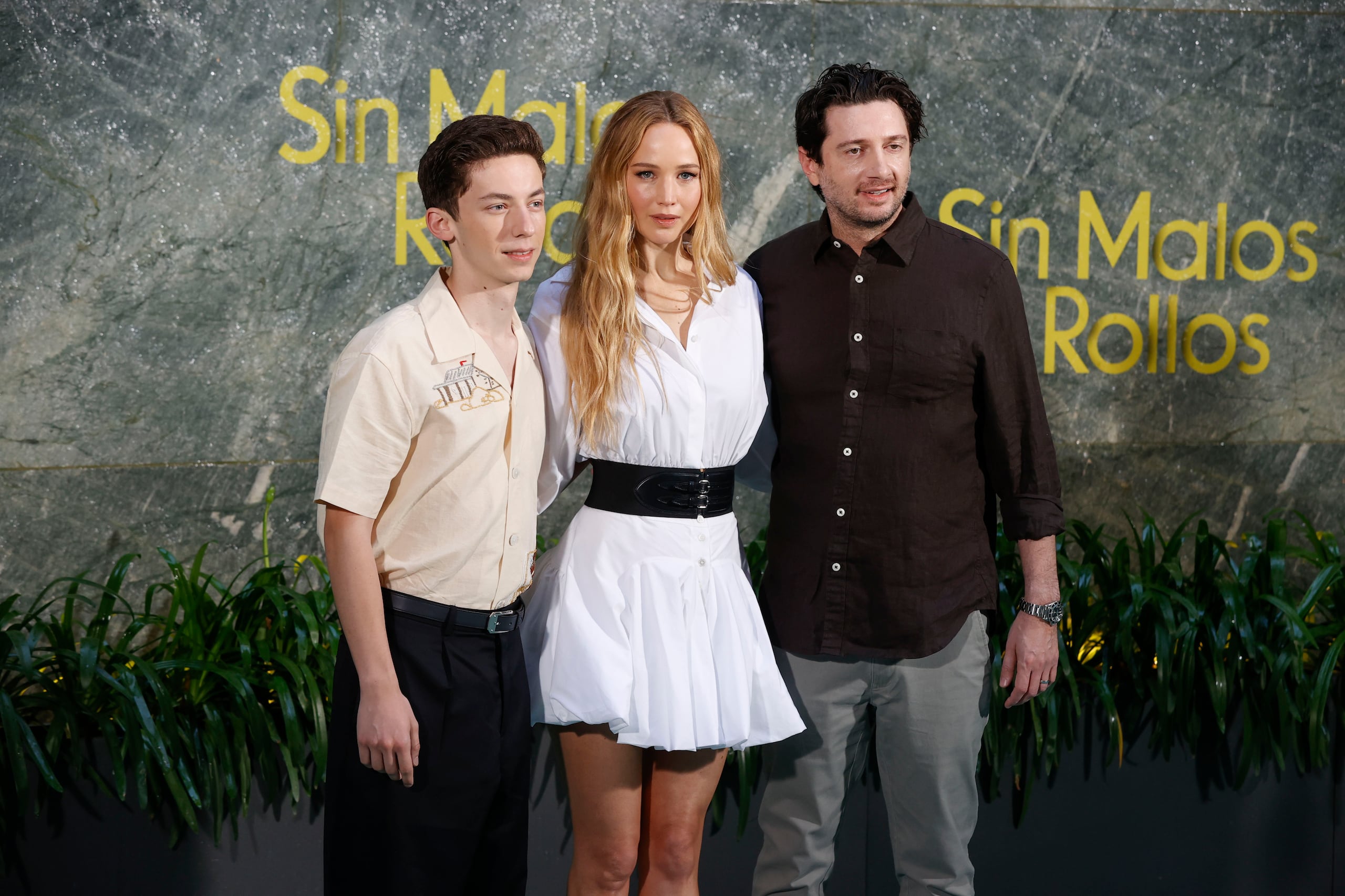 Los actores Andrew Barth Feldman y Jennifer Lawrence posan junto al director Gene Stupnitsky.