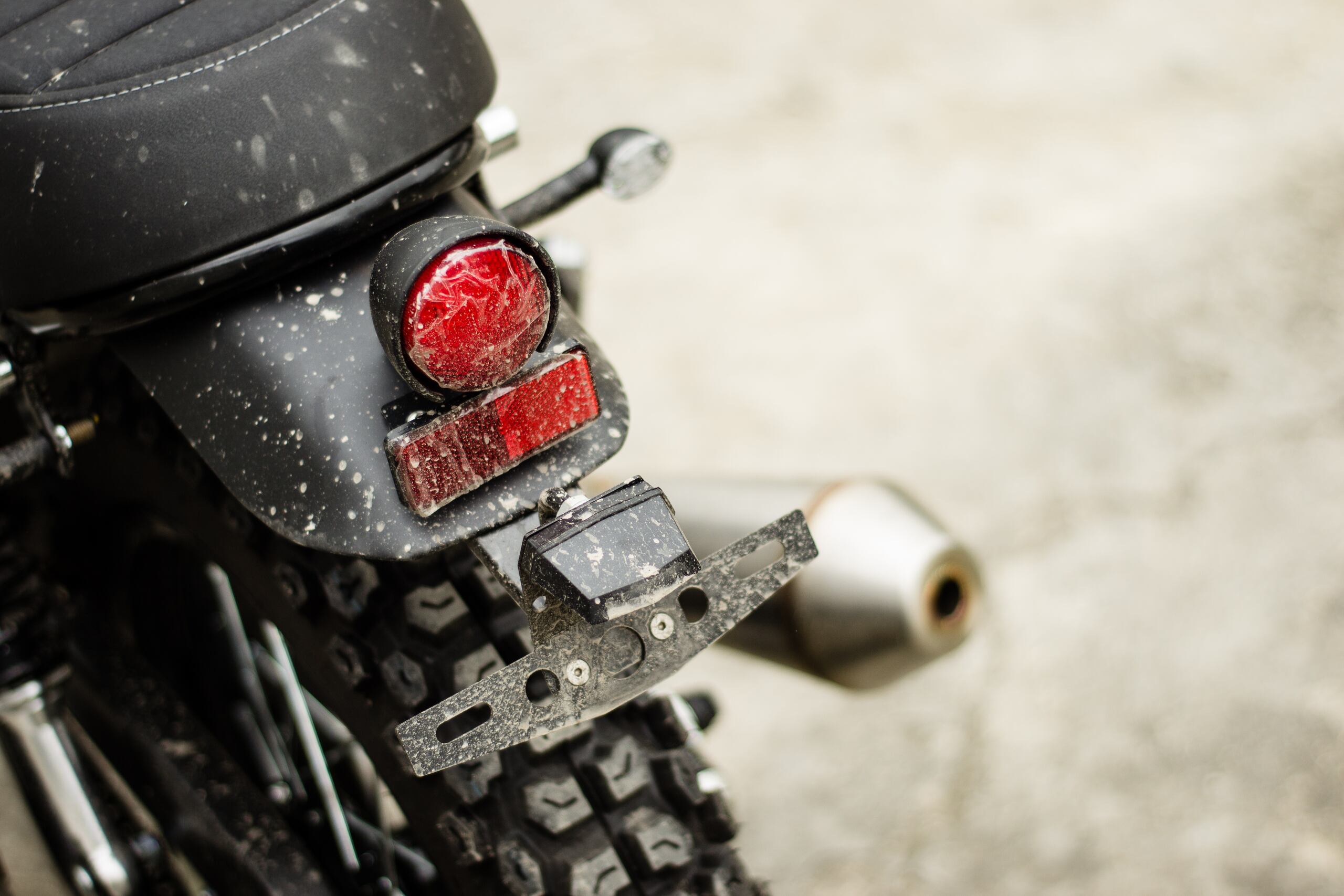 La Policía informó que los motociclistas comenzaron a gritarles improperios y palabras soeces a los agentes, mientras le ocasionaban daños al vehículo oficial.