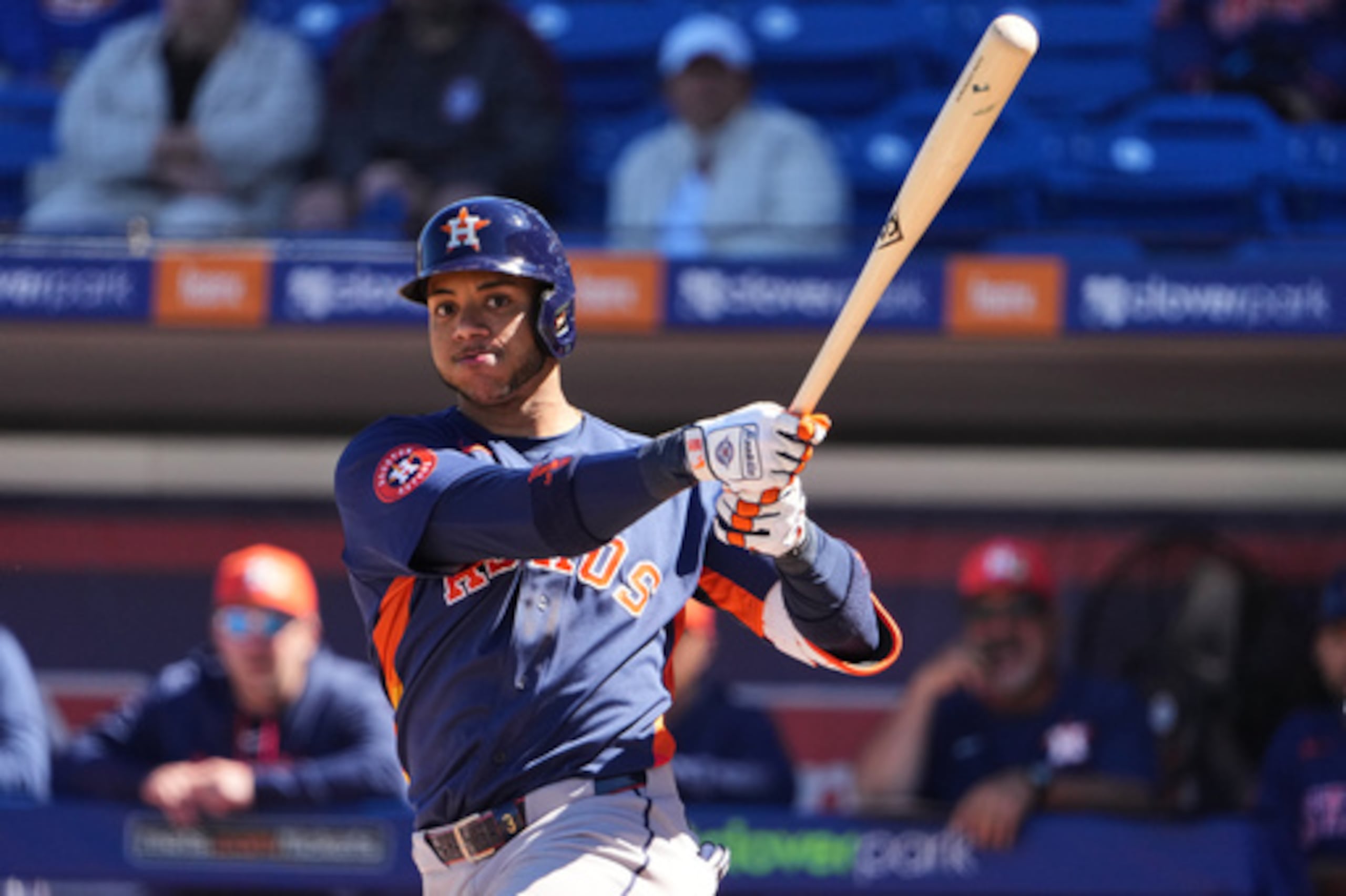 Jeremy Peña, de los Astros de Houston, batea de foul durante la segunda entrada del juego de béisbol de Grandes Ligas en los entrenamientos de primavera ante los Mets de Nueva York el martes 24 de febrero de 2026, en Port St. Lucie, Florida. (AP Foto/Jeff Roberson)
