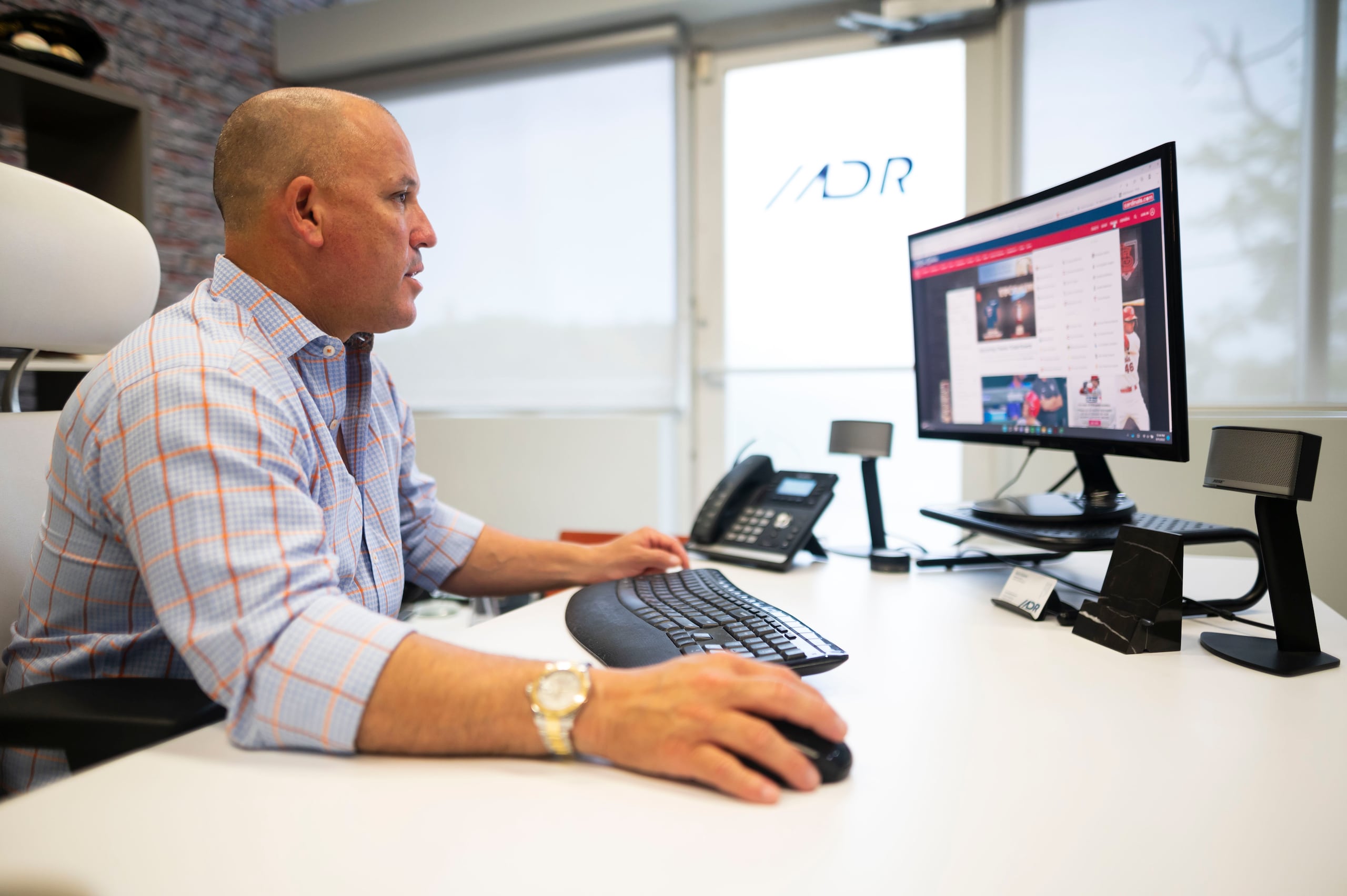 Melvin Román en las oficinas de MDR Sports Management en Guaynabo.