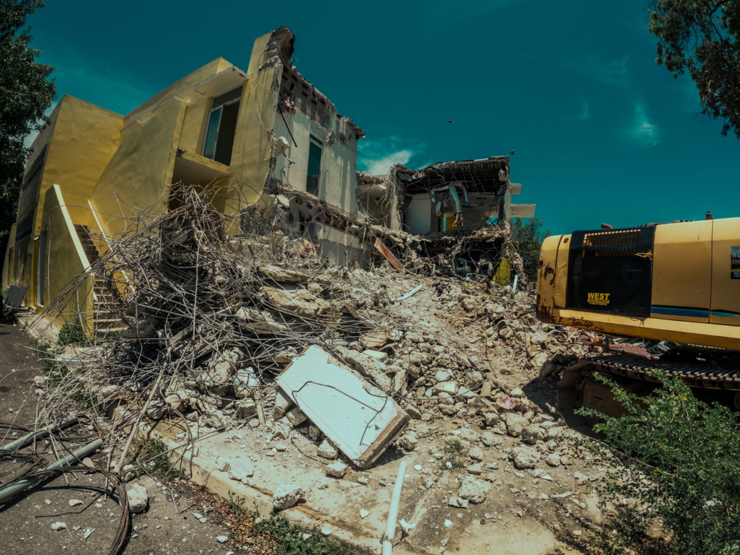 Luego de la demolición de la antigua Casa Alcaldía de Guánica, afectada por los terremotos, las operaciones fueron trasladadas a unas instalaciones temporeras "lejos del centro del pueblo y para las personas de mayor edad, la situación es más difícil".